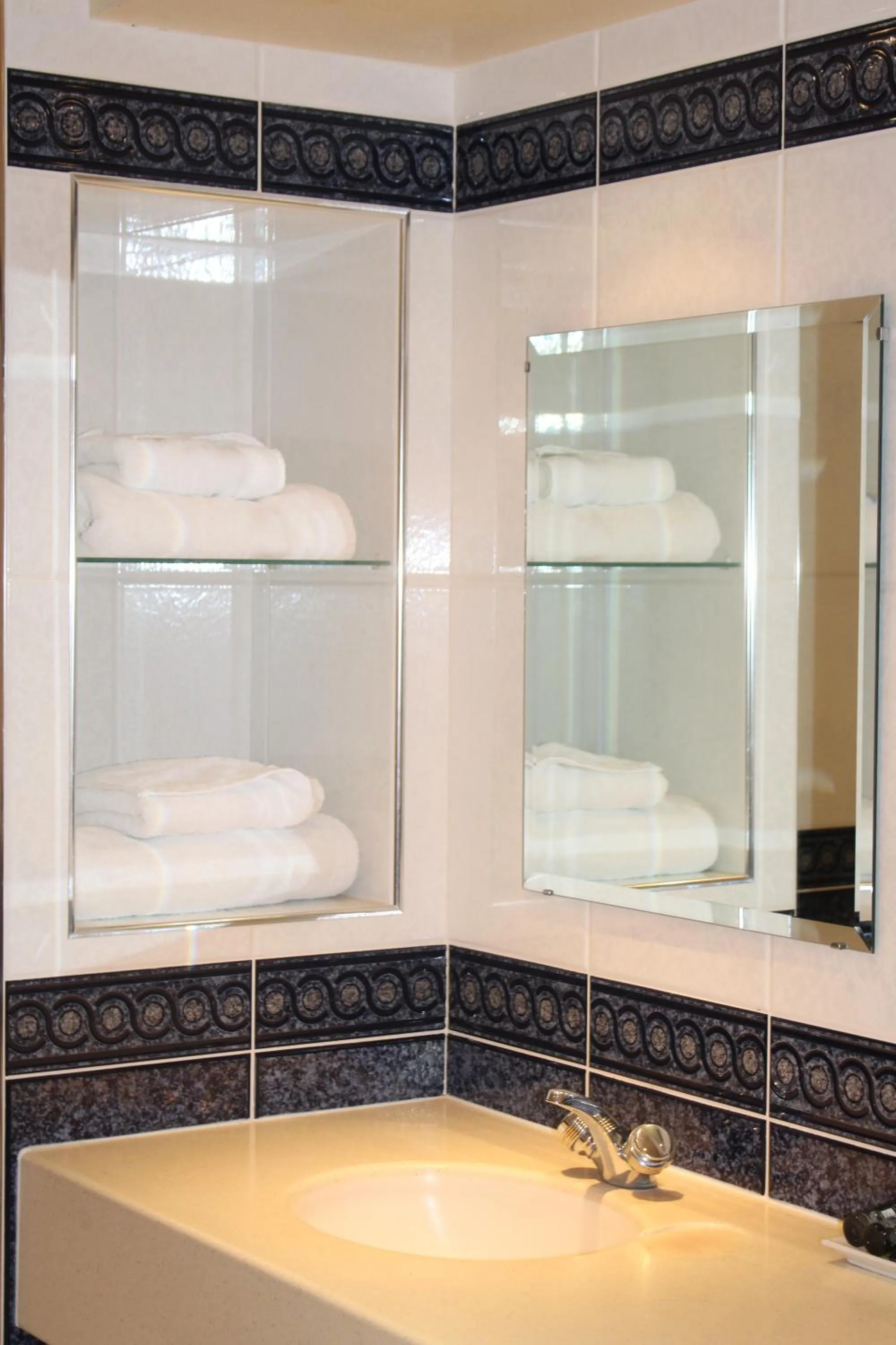 Bathroom in Best Western Heath Court Hotel