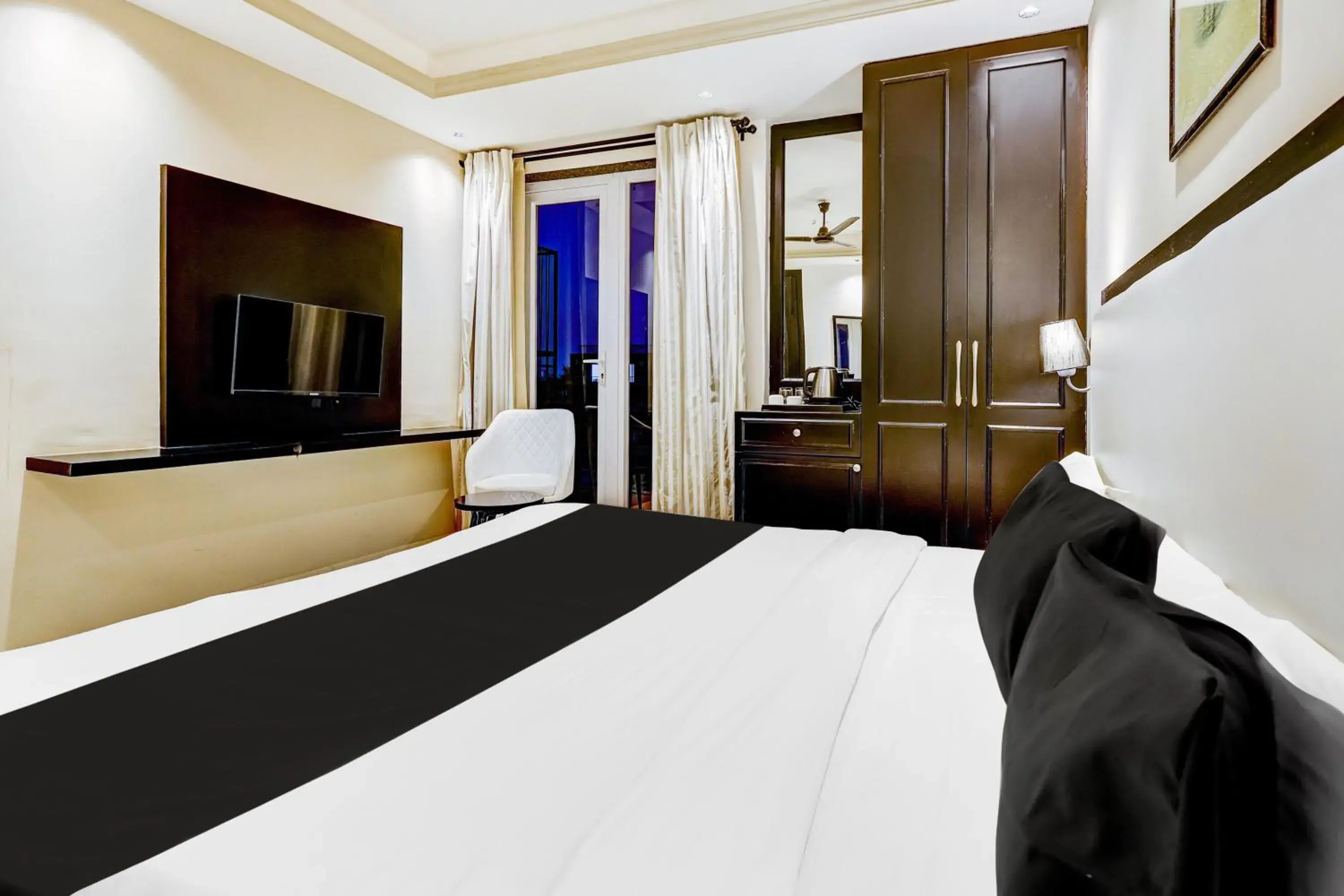 Bedroom, Bed in Super Townhouse Oak Udyog Vihar Bedroom, Bed in Super Townhouse Oak Udyog Vihar