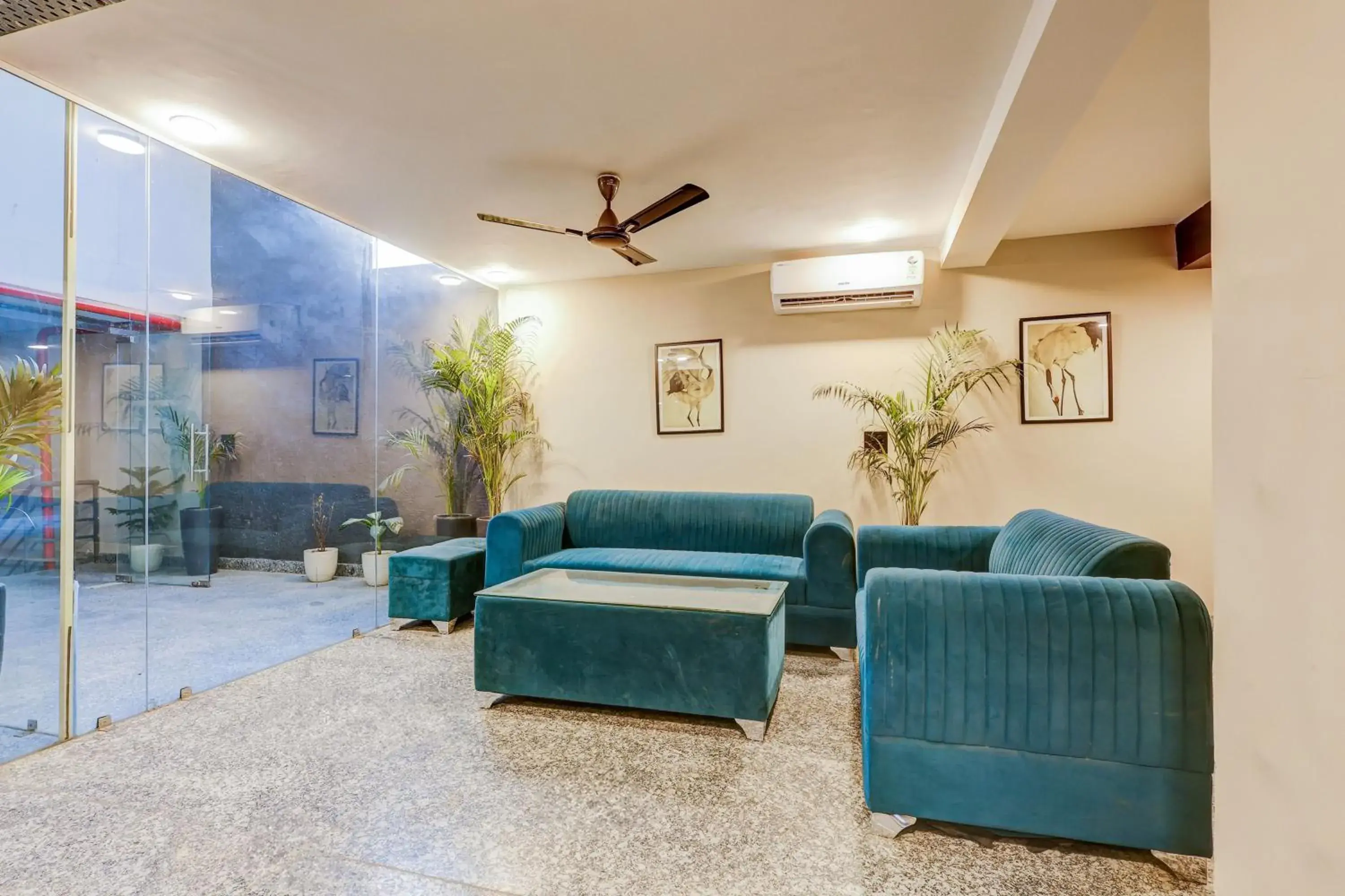 Restaurant/places to eat in Super Townhouse Oak Udyog Vihar Restaurant/places to eat in Super Townhouse Oak Udyog Vihar