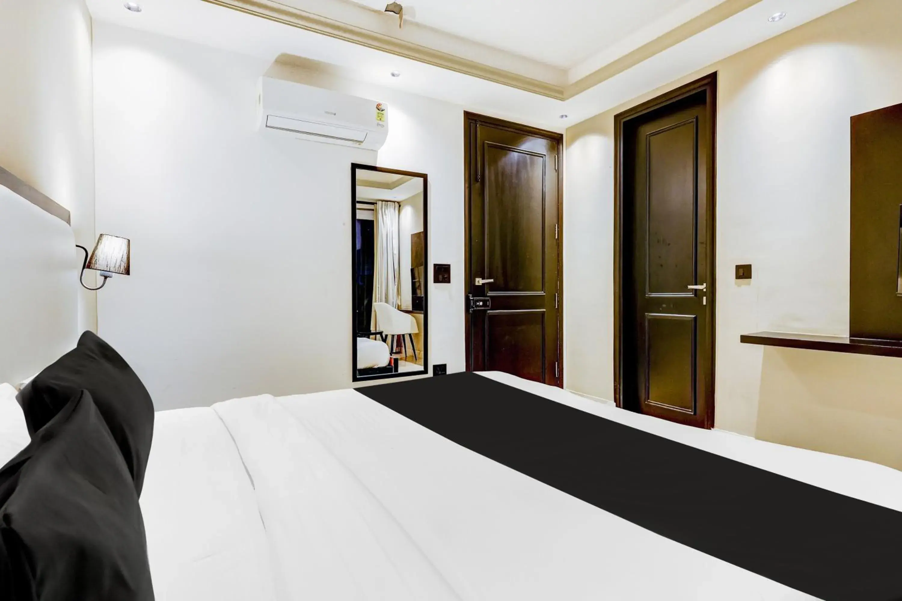 Bedroom, Bed in Super Townhouse Oak Udyog Vihar Bedroom, Bed in Super Townhouse Oak Udyog Vihar
