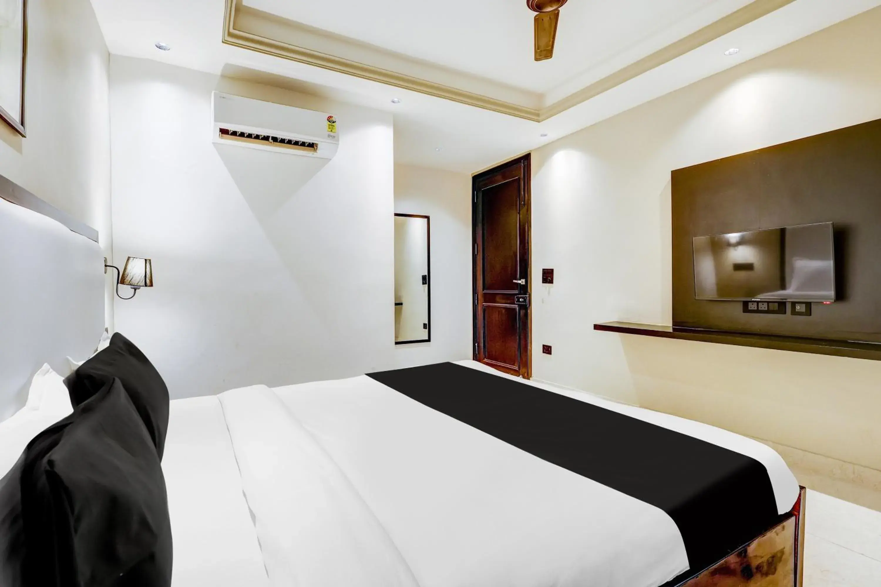 Bedroom, Bed in Super Townhouse Oak Udyog Vihar Bedroom, Bed in Super Townhouse Oak Udyog Vihar