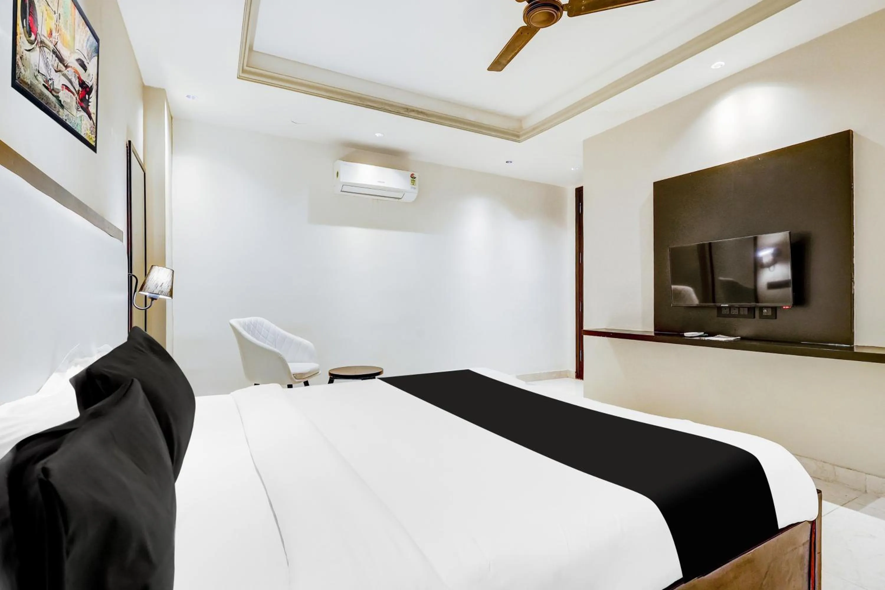 Bedroom, Bed in Super Townhouse Oak Udyog Vihar