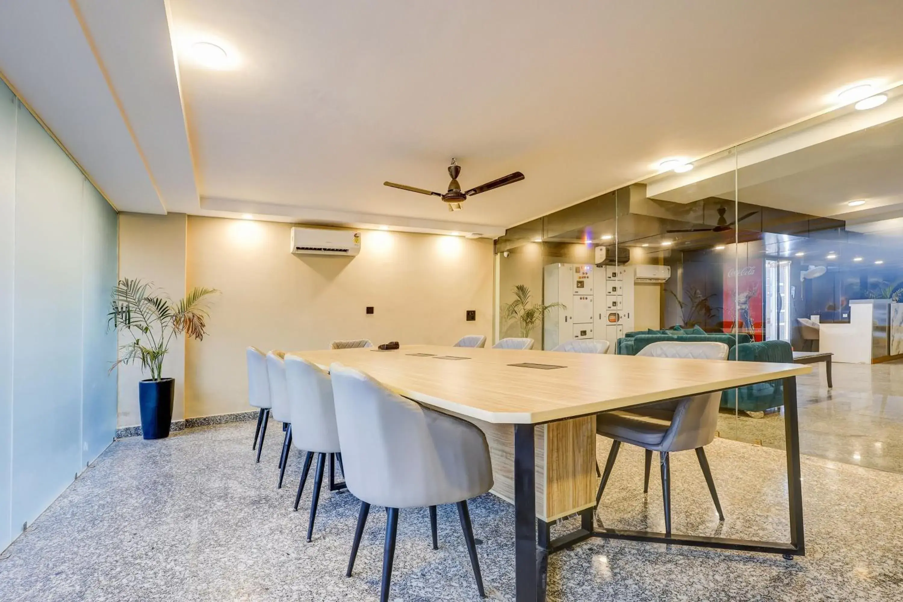 Restaurant/places to eat in Super Townhouse Oak Udyog Vihar Restaurant/places to eat in Super Townhouse Oak Udyog Vihar