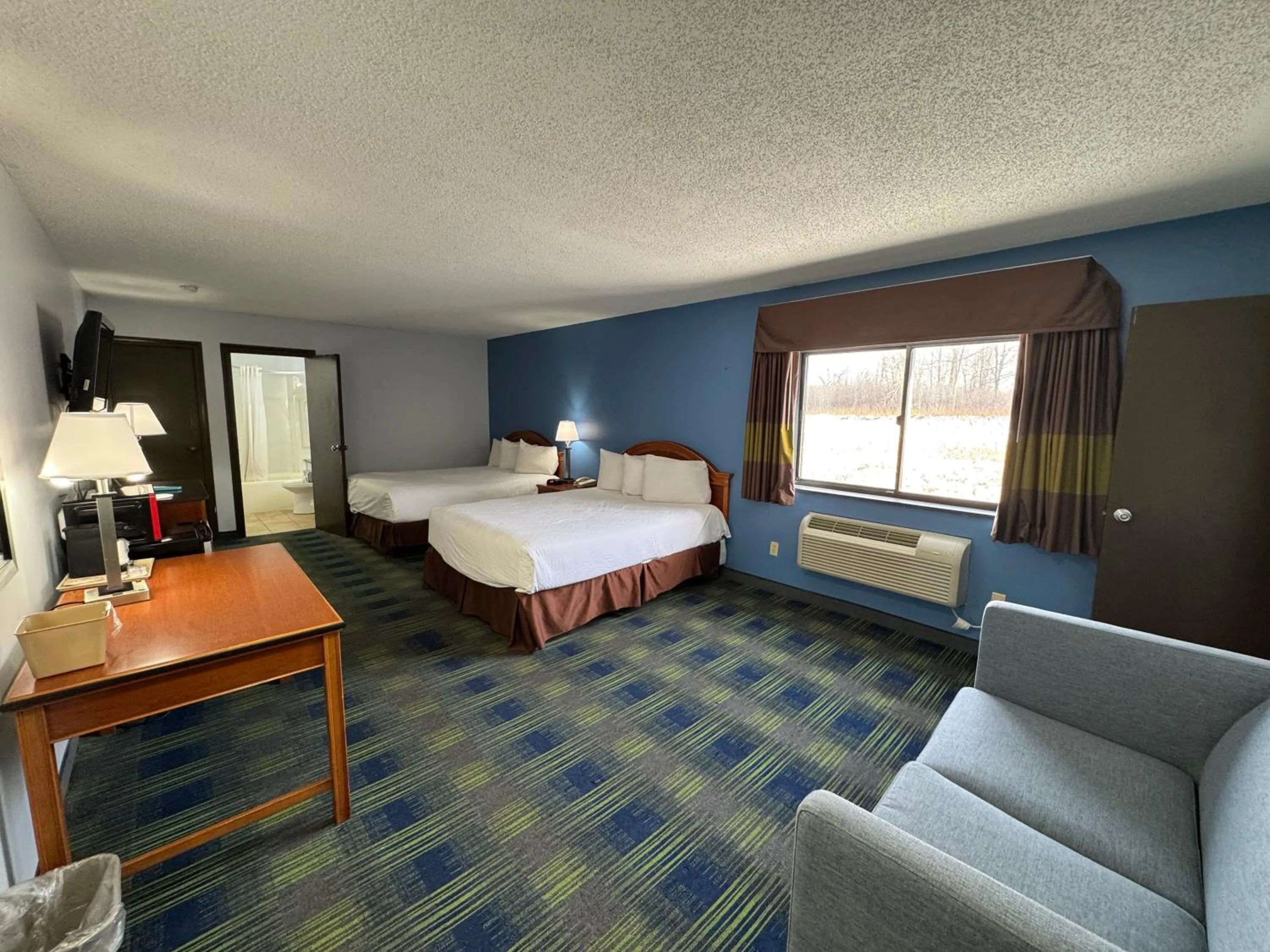 Bed in South Ridge Inn