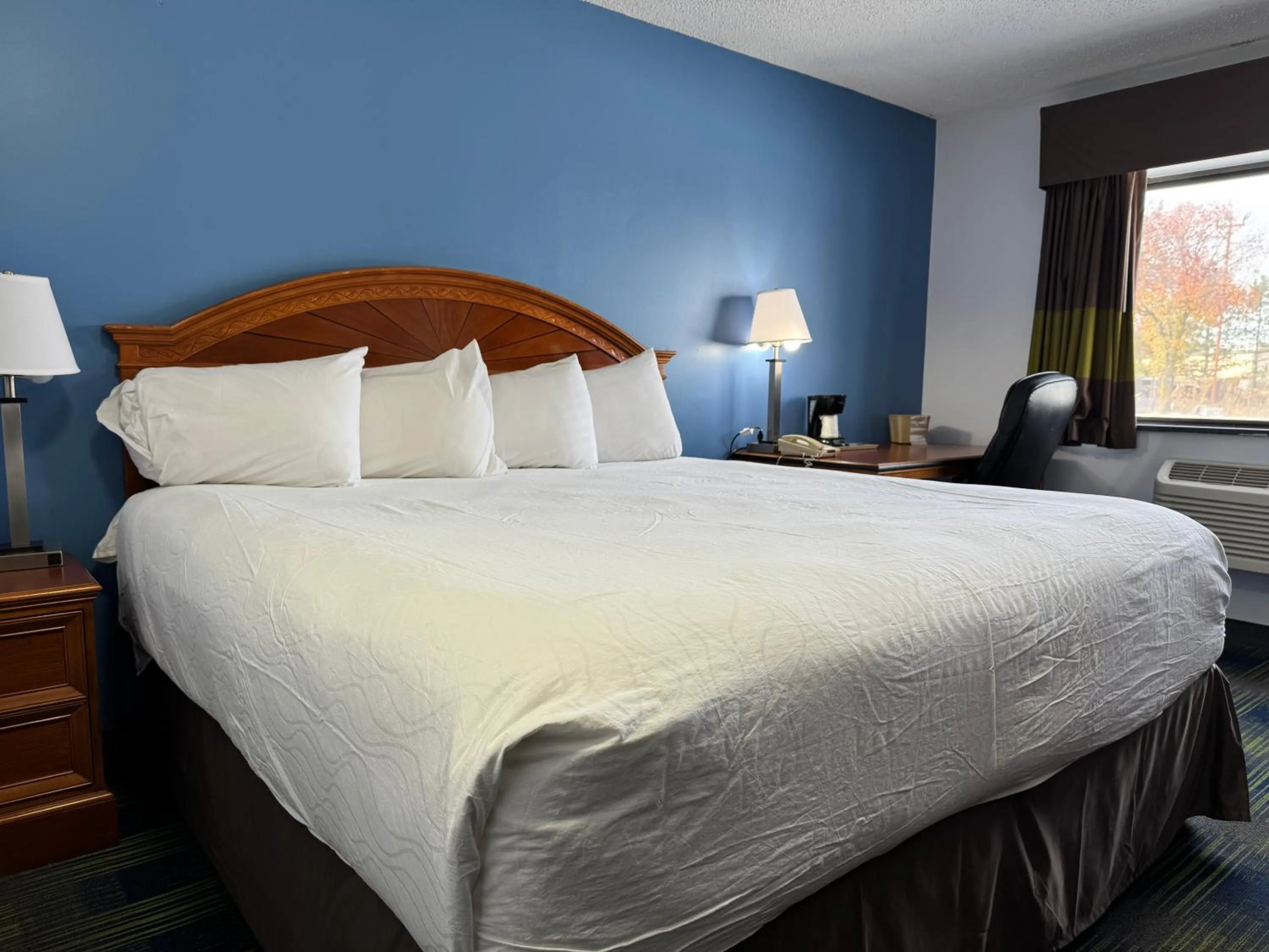 Bed in South Ridge Inn