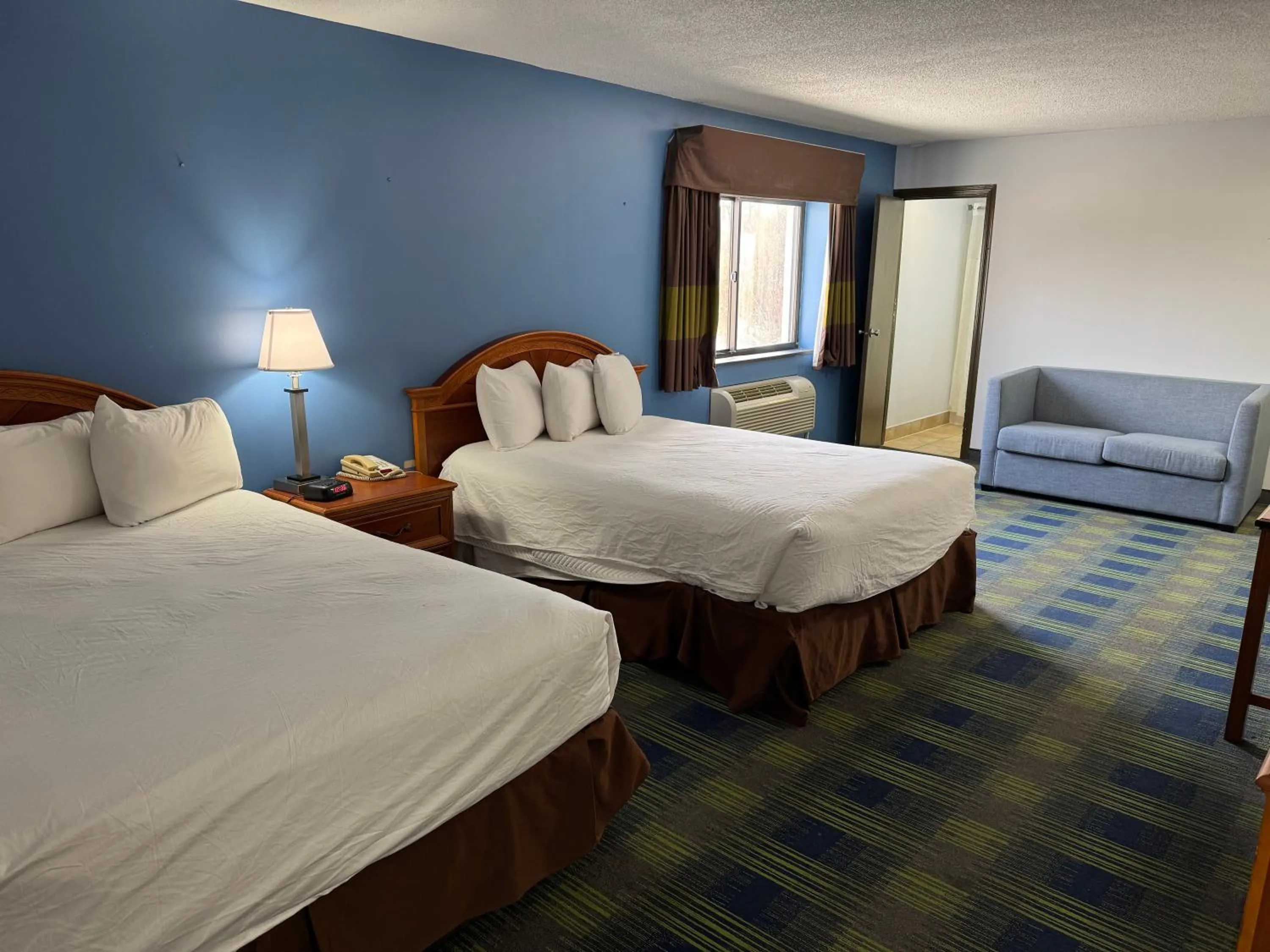 Bed in South Ridge Inn