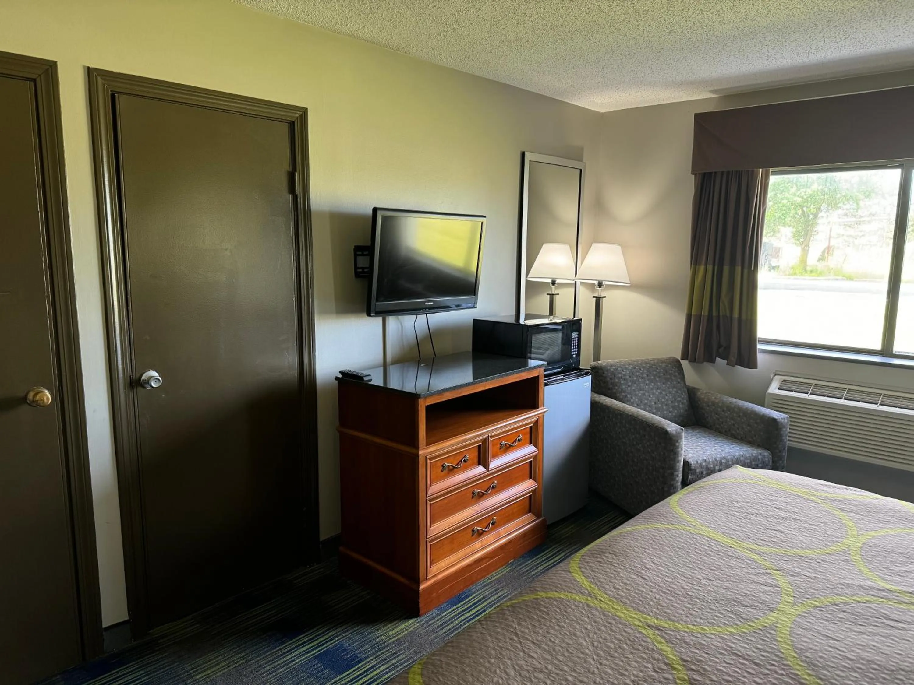 Bed in South Ridge Inn