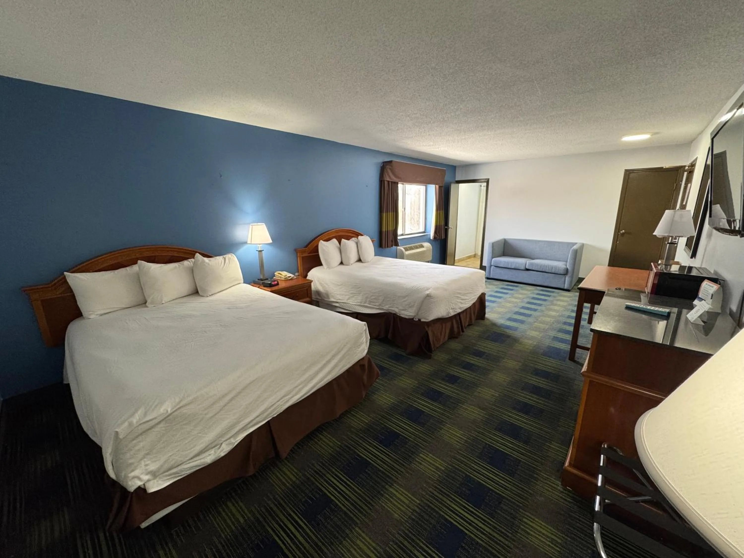 Bed in South Ridge Inn