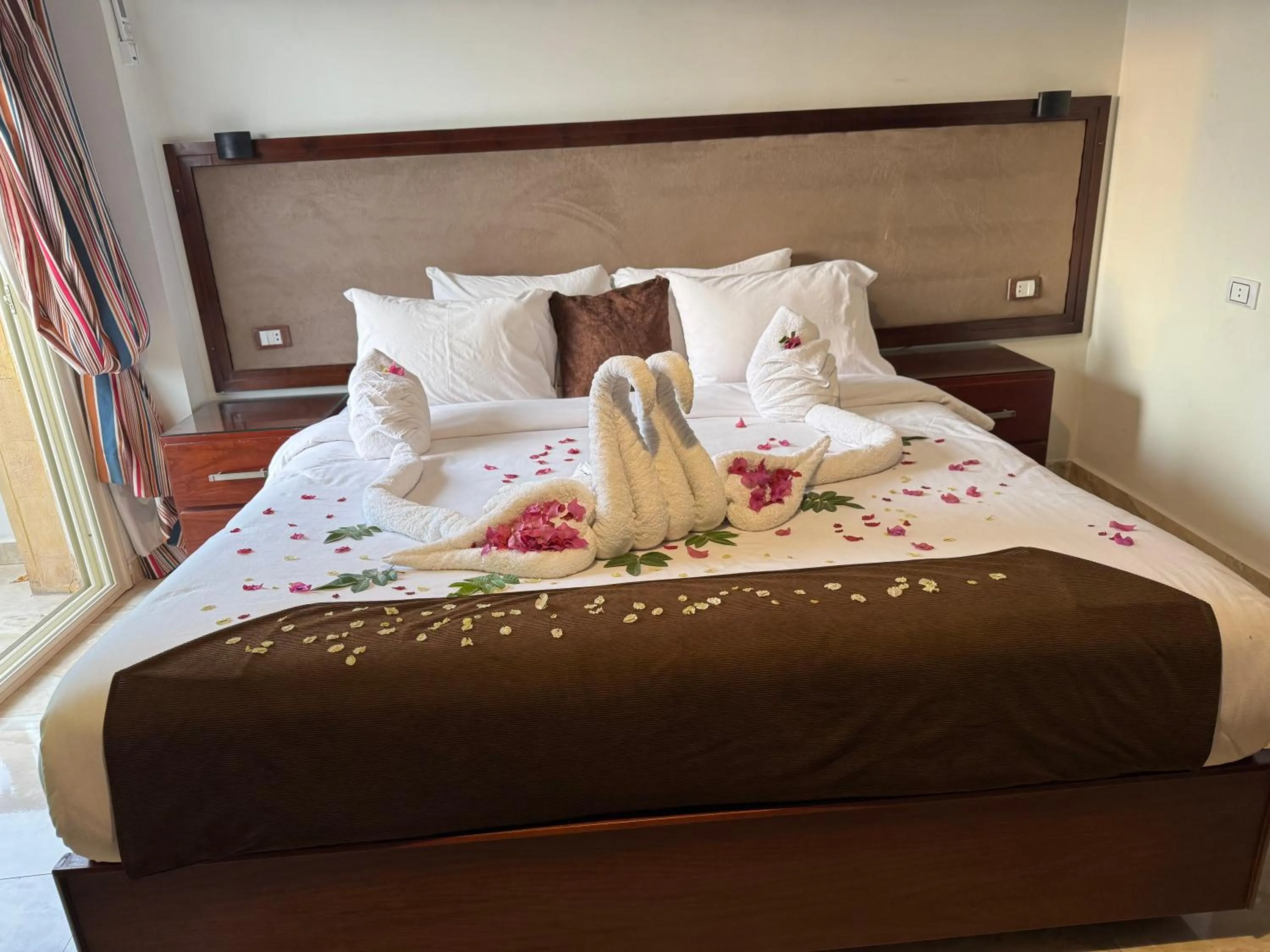 Bed in Flower Pyramids Inn