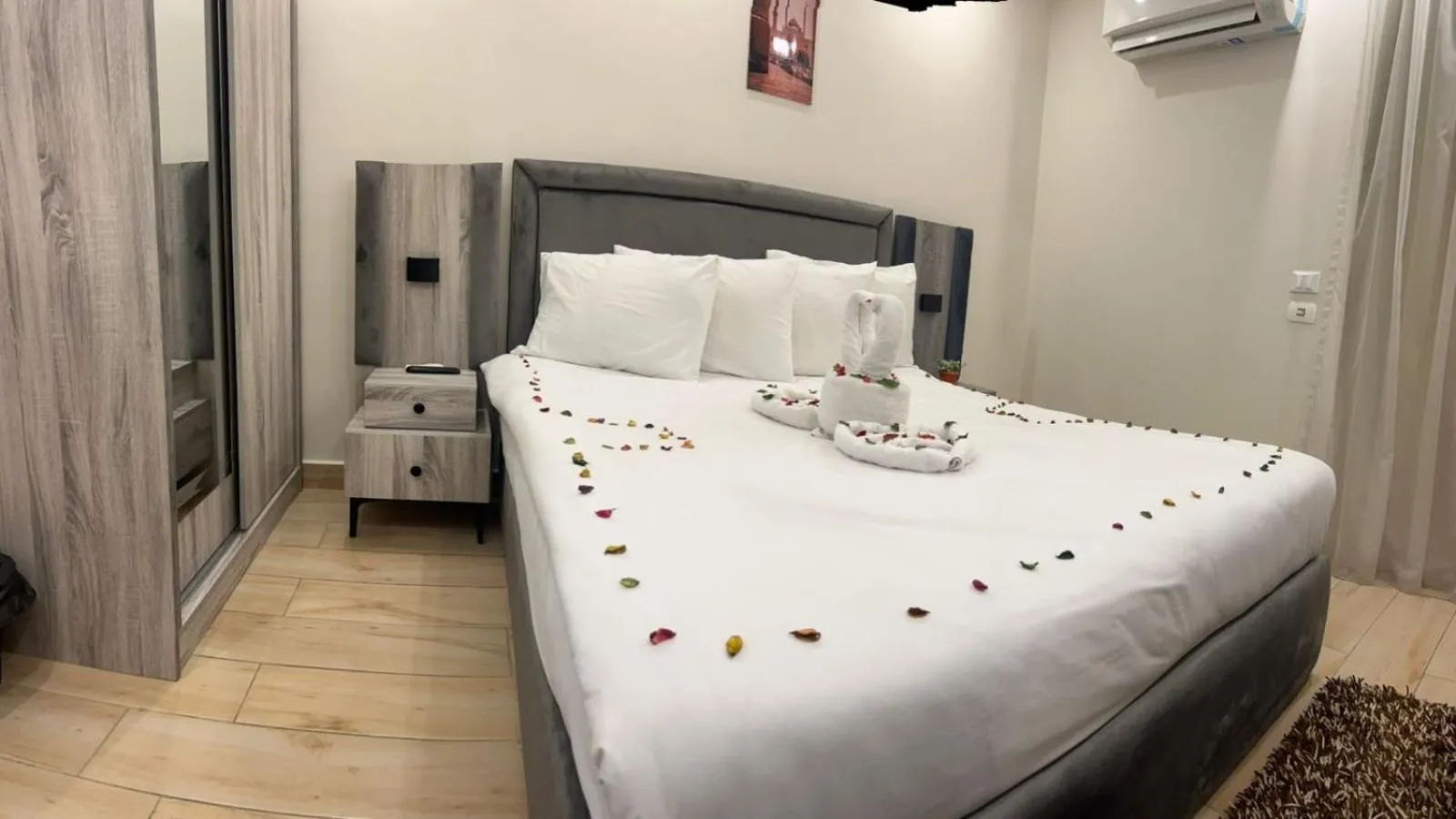 Photo of the whole room, Bed in Flower Pyramids Inn