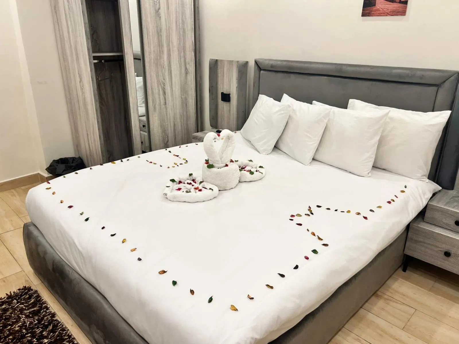 Photo of the whole room, Bed in Flower Pyramids Inn