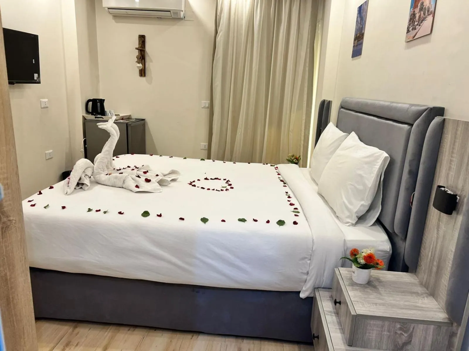 Photo of the whole room, Bed in Flower Pyramids Inn