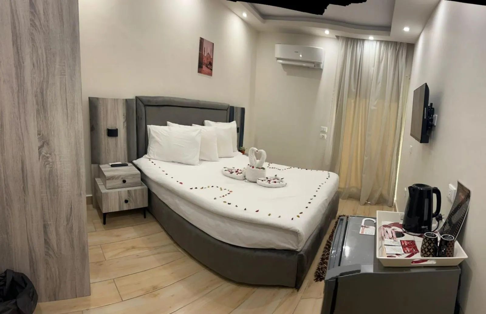 Photo of the whole room, Bed in Flower Pyramids Inn