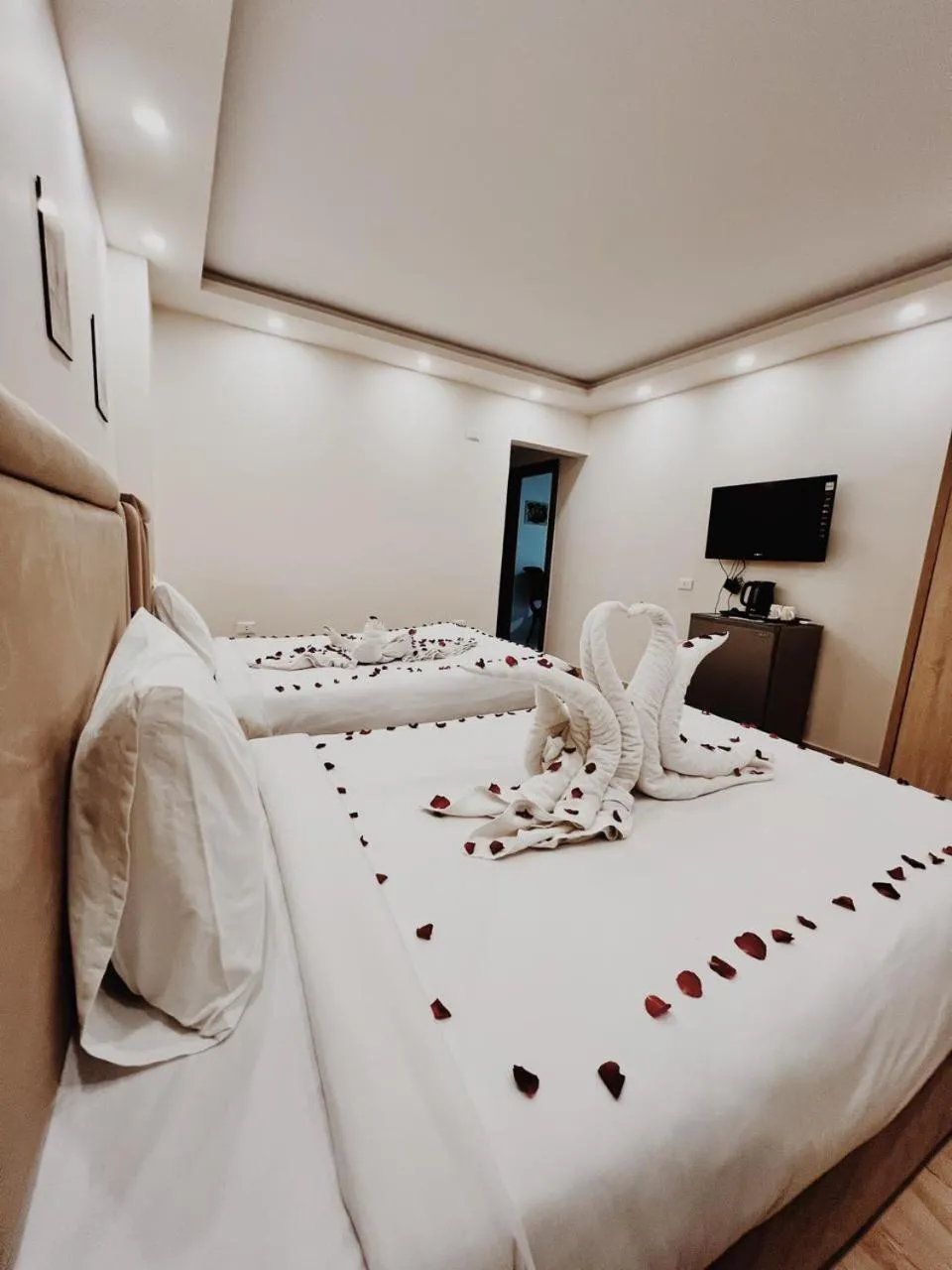 TV and multimedia, Bed in Flower Pyramids Inn