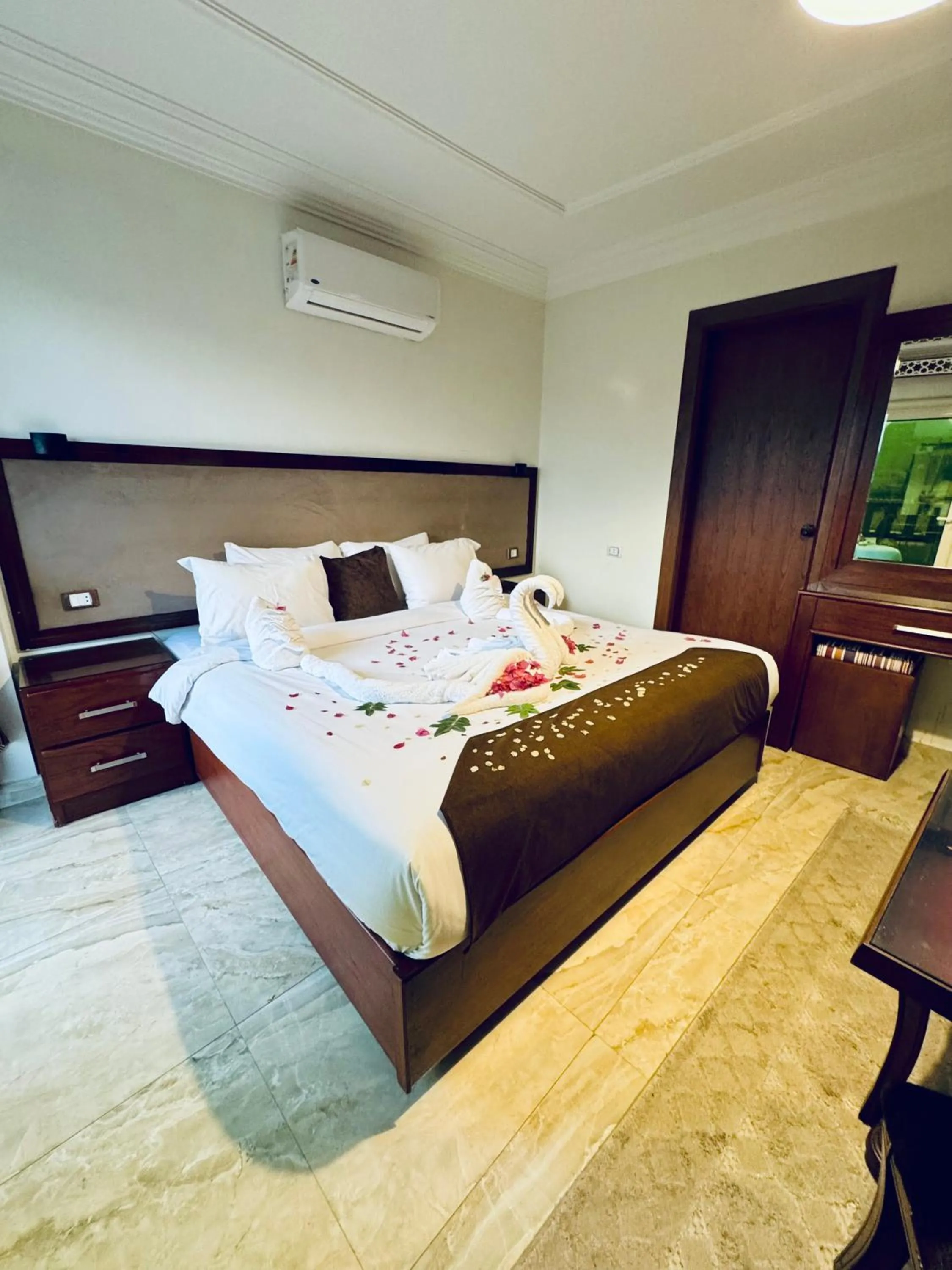 Photo of the whole room, Bed in Flower Pyramids Inn