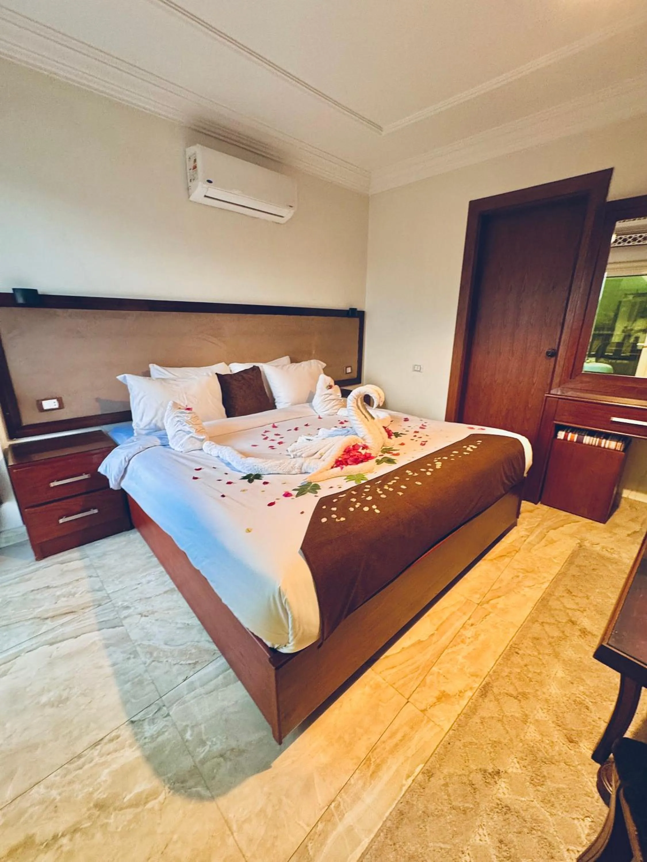 Photo of the whole room, Bed in Flower Pyramids Inn