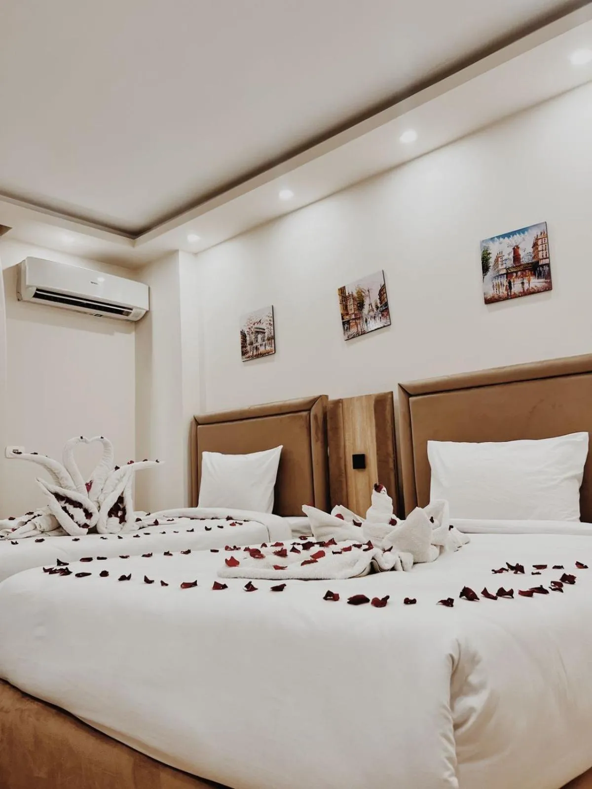 Photo of the whole room, Bed in Flower Pyramids Inn
