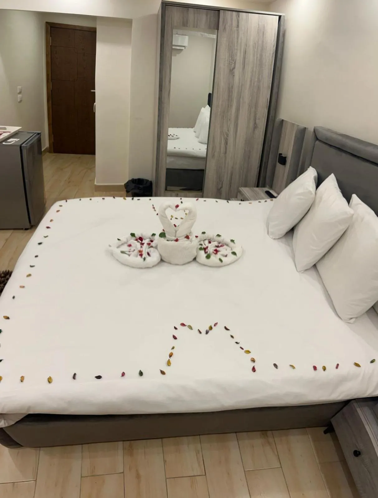 Photo of the whole room, Bed in Flower Pyramids Inn