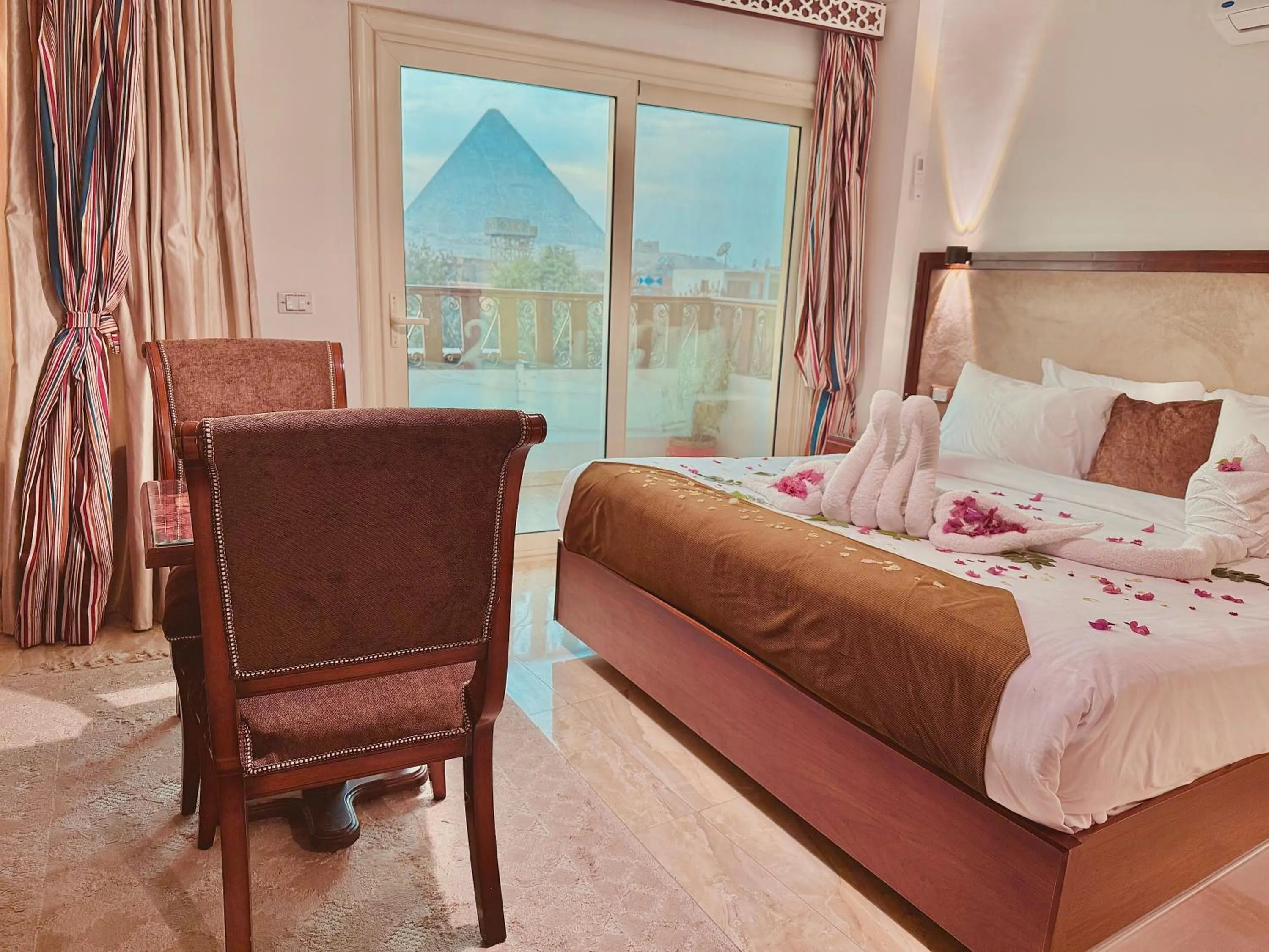 Bed in Flower Pyramids Inn