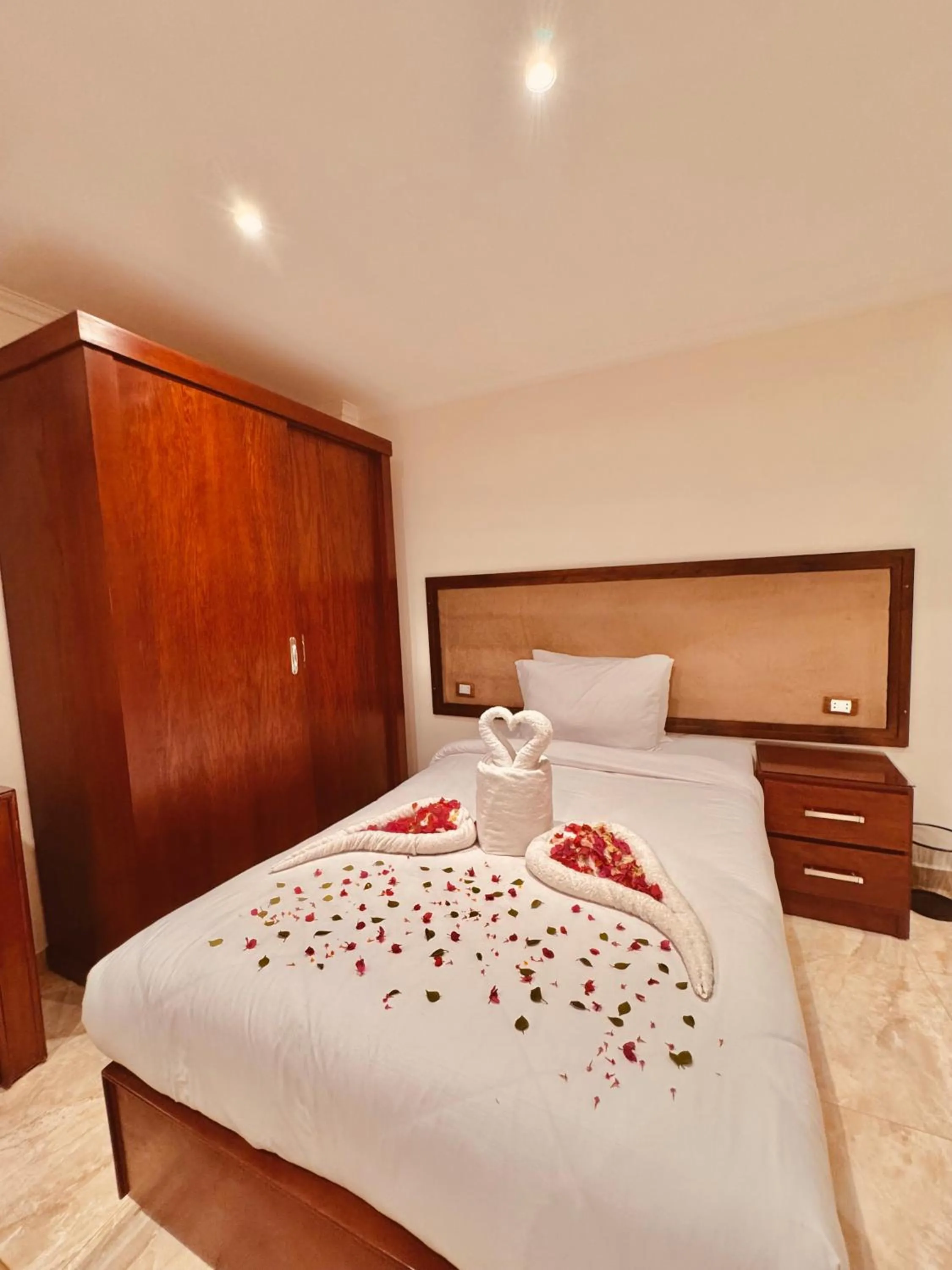 Photo of the whole room, Bed in Flower Pyramids Inn