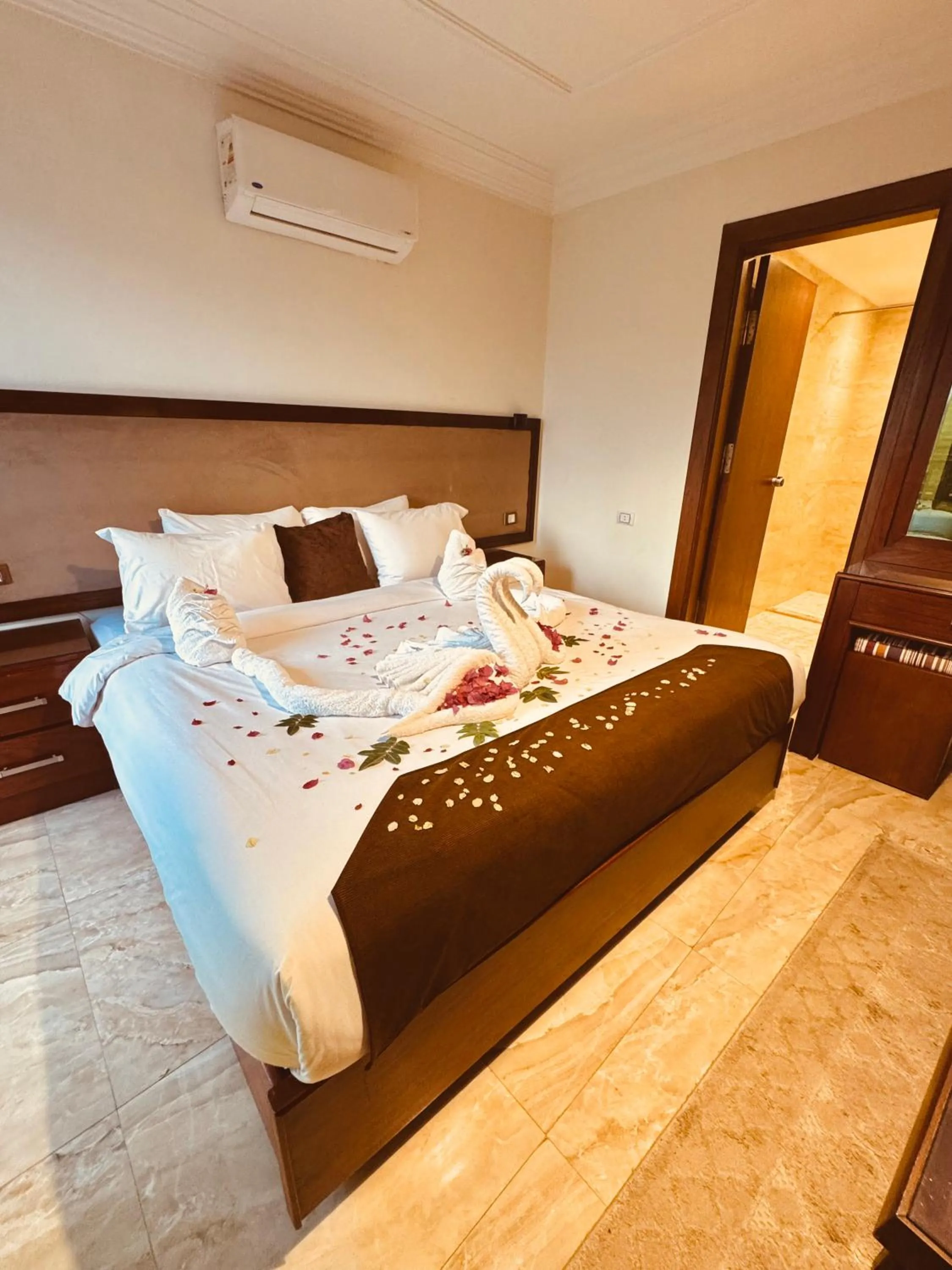 Photo of the whole room, Bed in Flower Pyramids Inn
