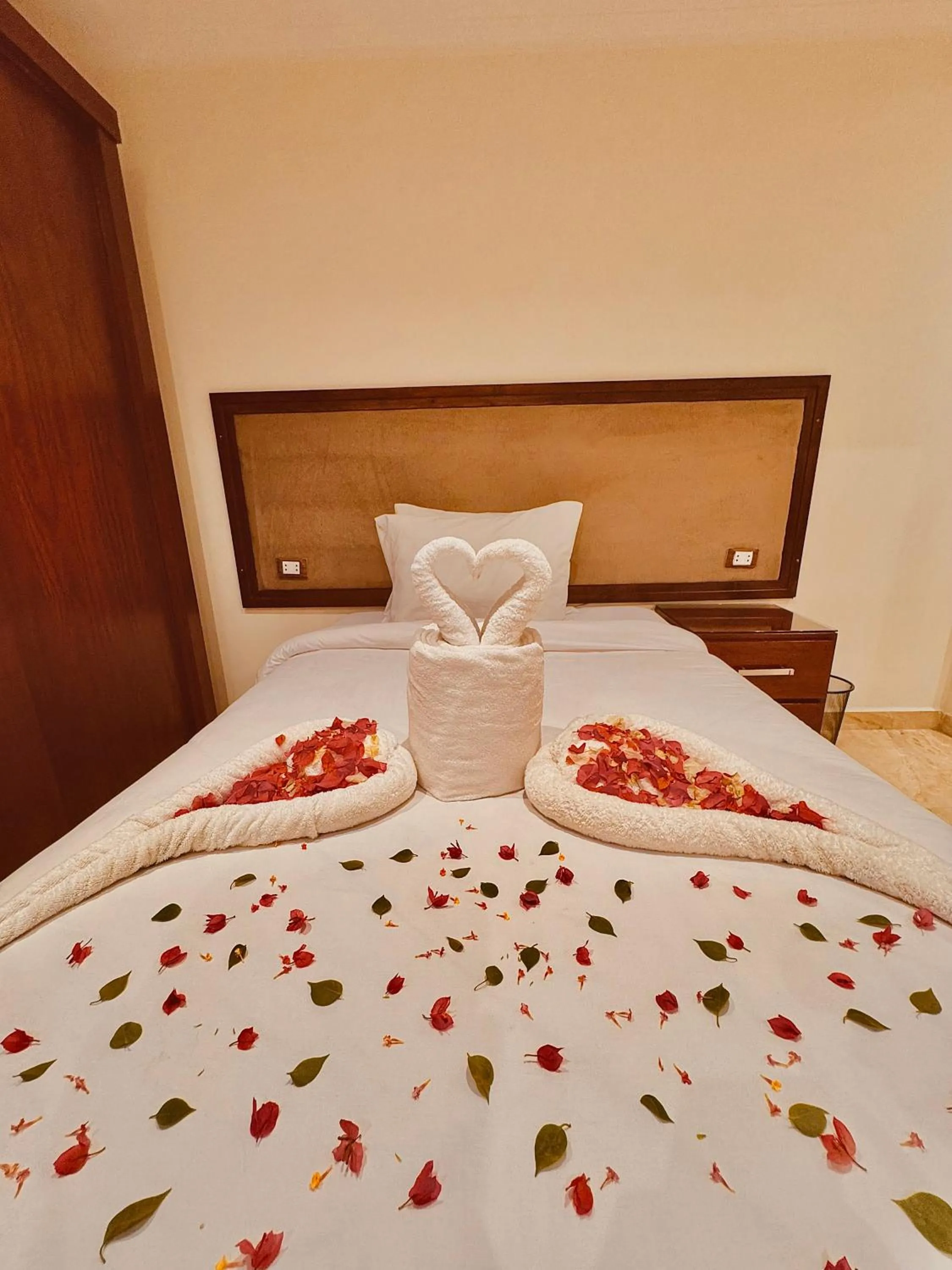 Bed in Flower Pyramids Inn