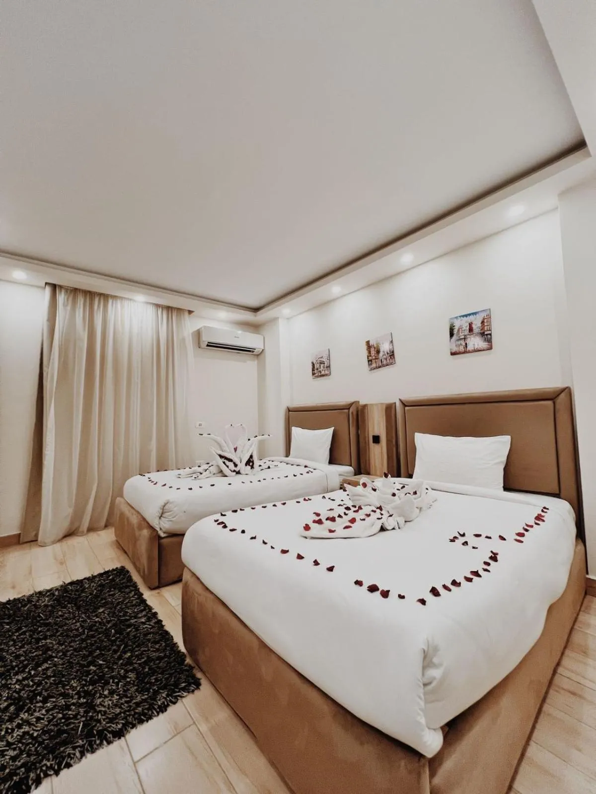 Photo of the whole room, Bed in Flower Pyramids Inn