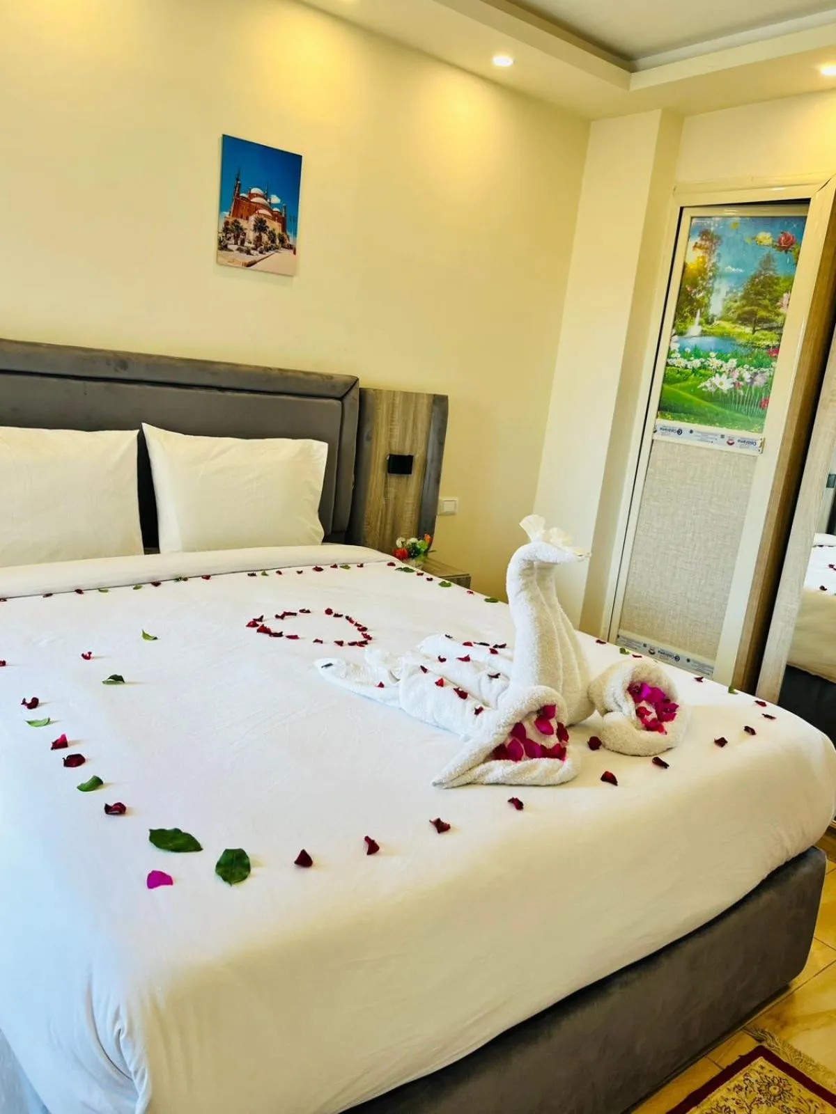 Photo of the whole room, Bed in Flower Pyramids Inn