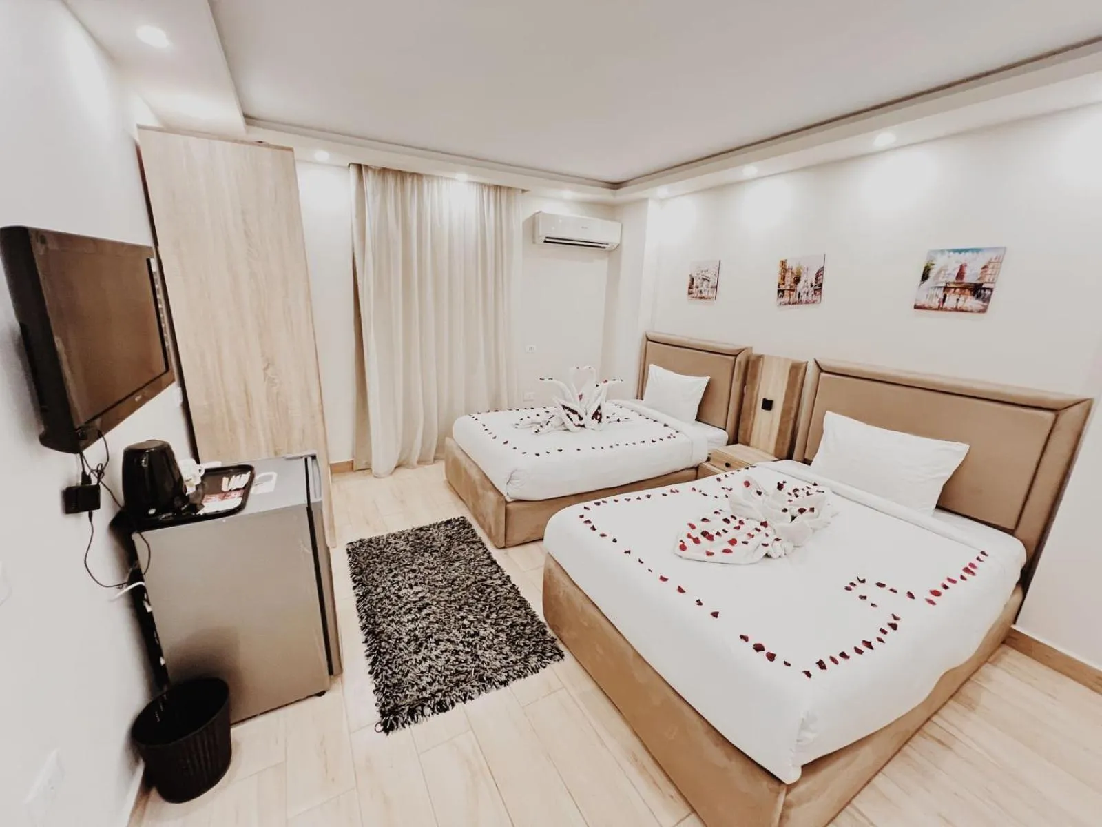 Photo of the whole room, Bed in Flower Pyramids Inn