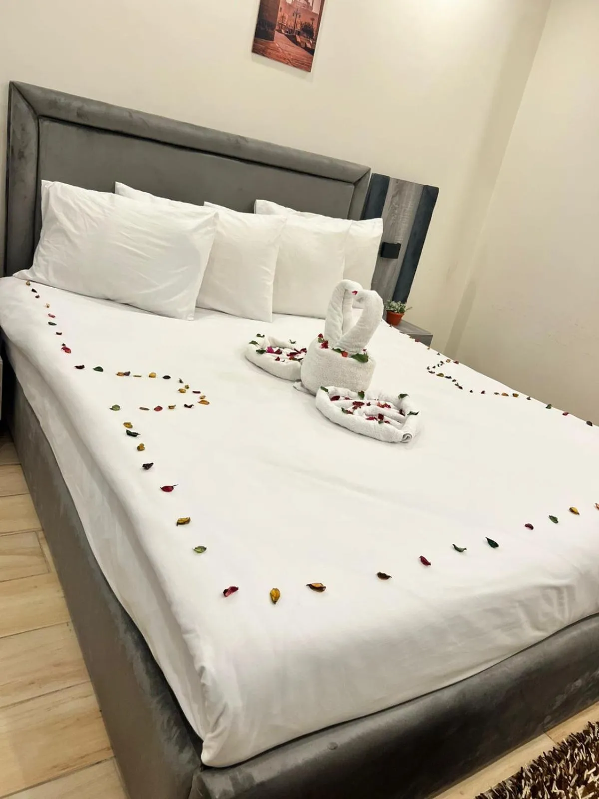 Photo of the whole room, Bed in Flower Pyramids Inn