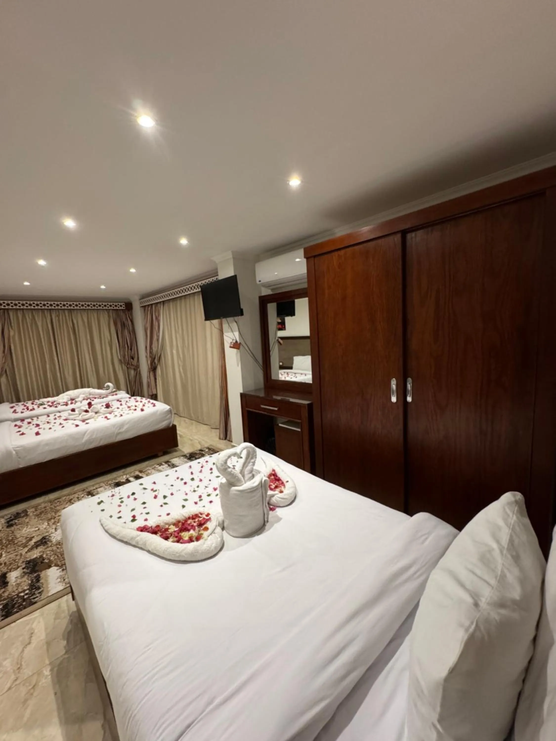 Photo of the whole room, Bed in Flower Pyramids Inn