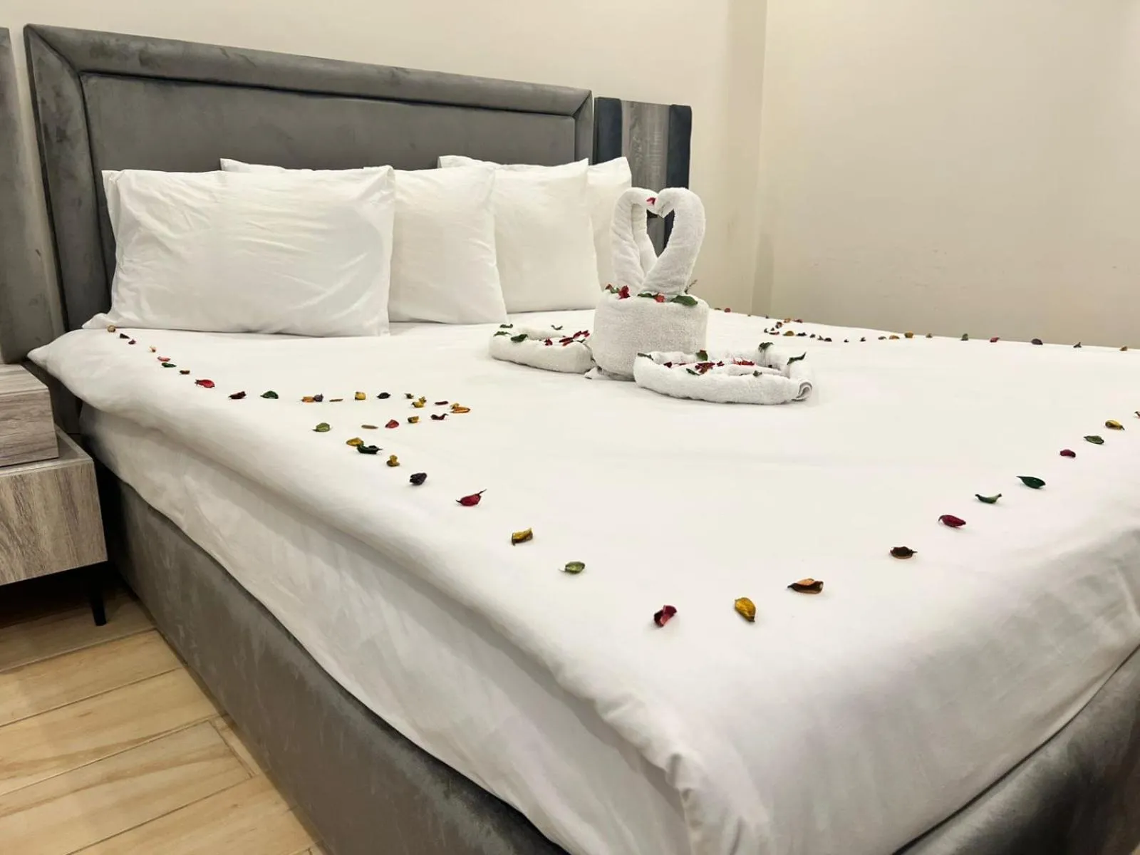 Photo of the whole room, Bed in Flower Pyramids Inn