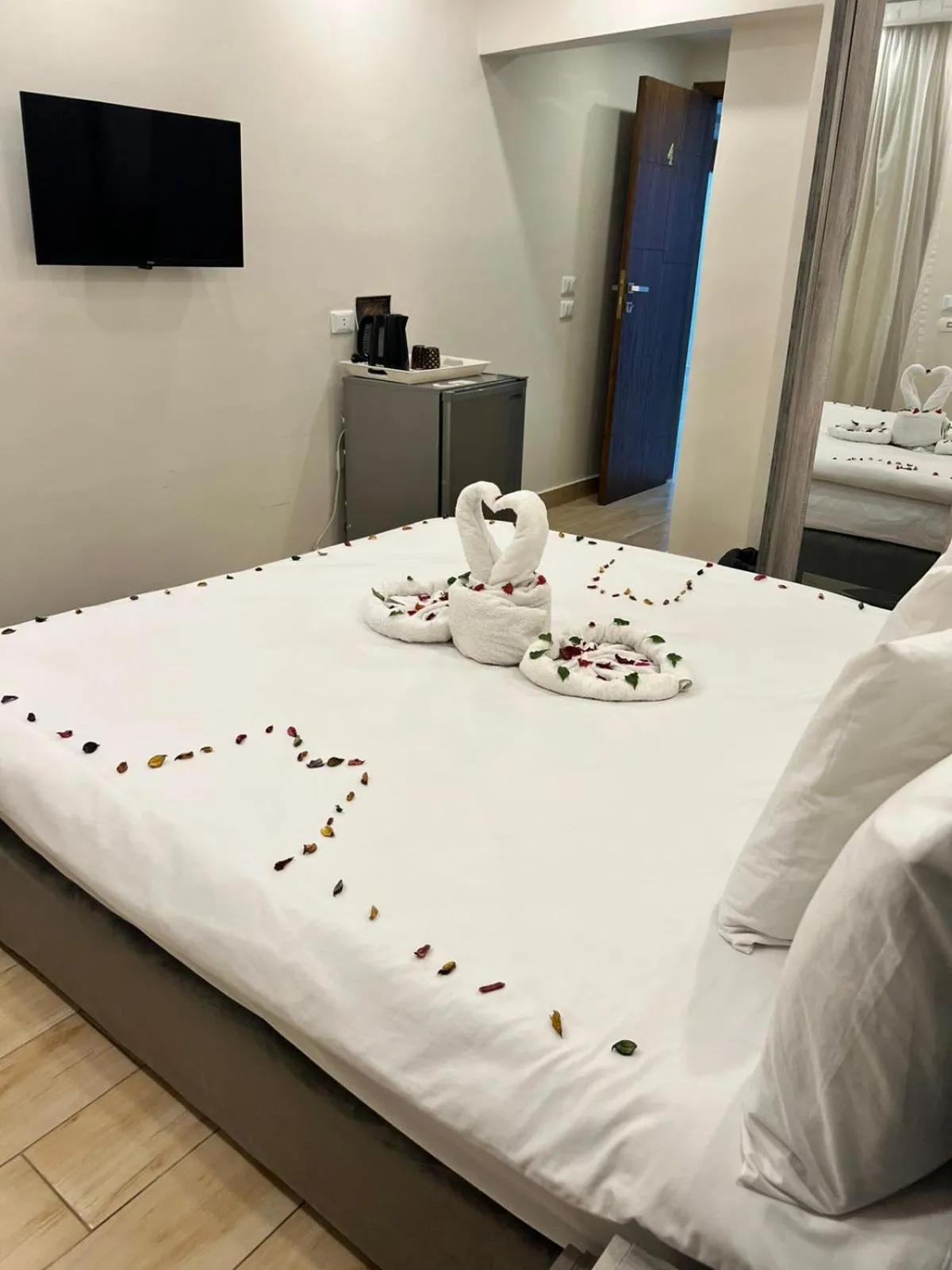 Photo of the whole room, Bed in Flower Pyramids Inn