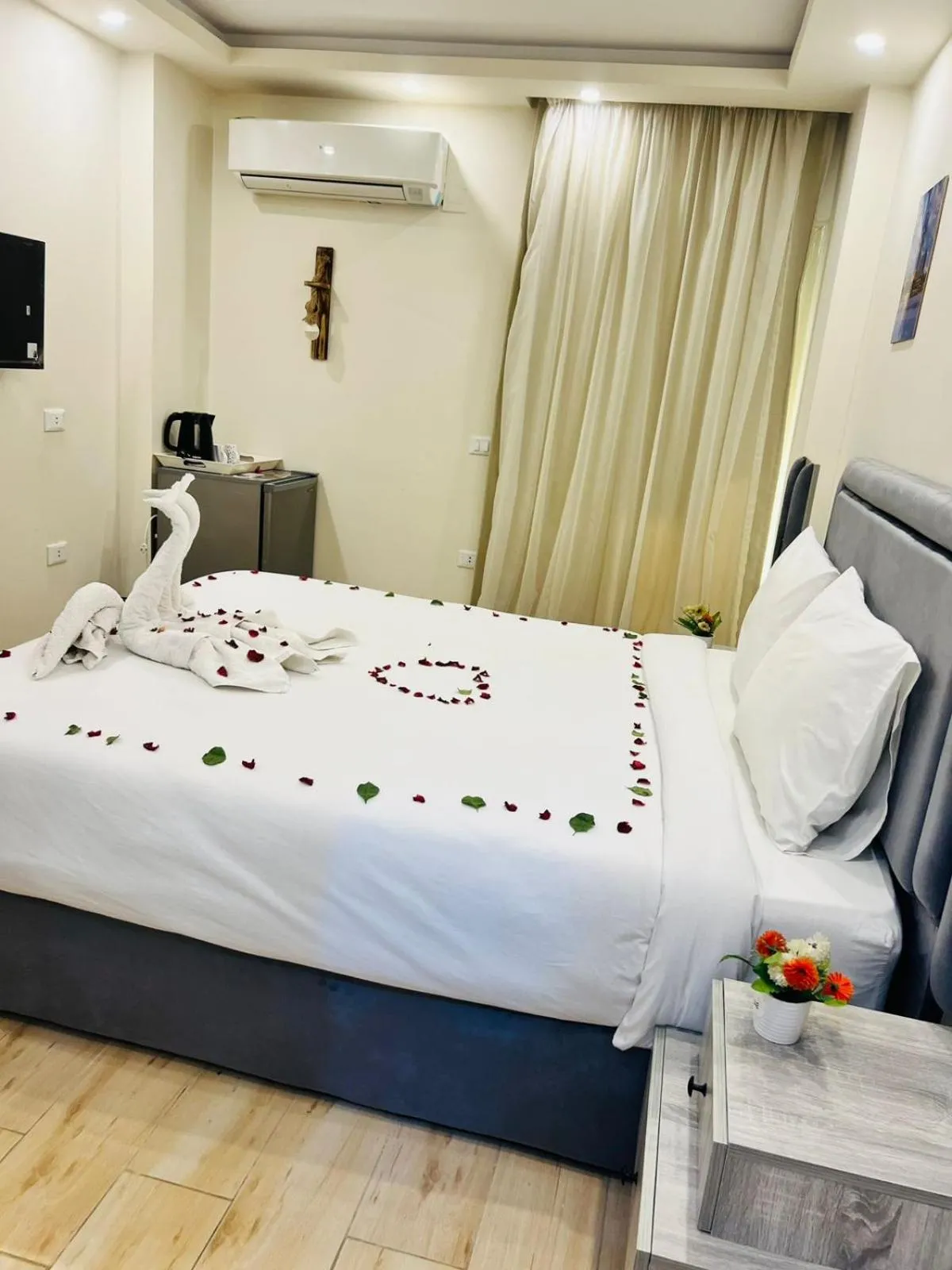 Photo of the whole room, Bed in Flower Pyramids Inn