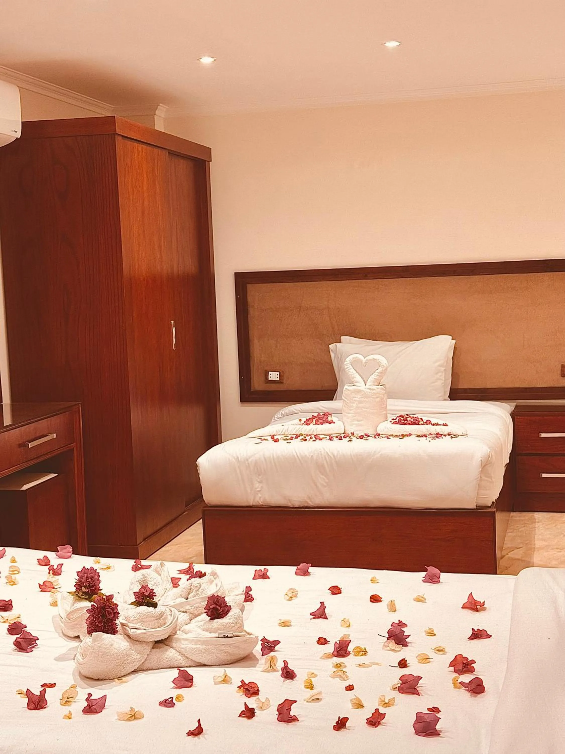 Photo of the whole room, Bed in Flower Pyramids Inn