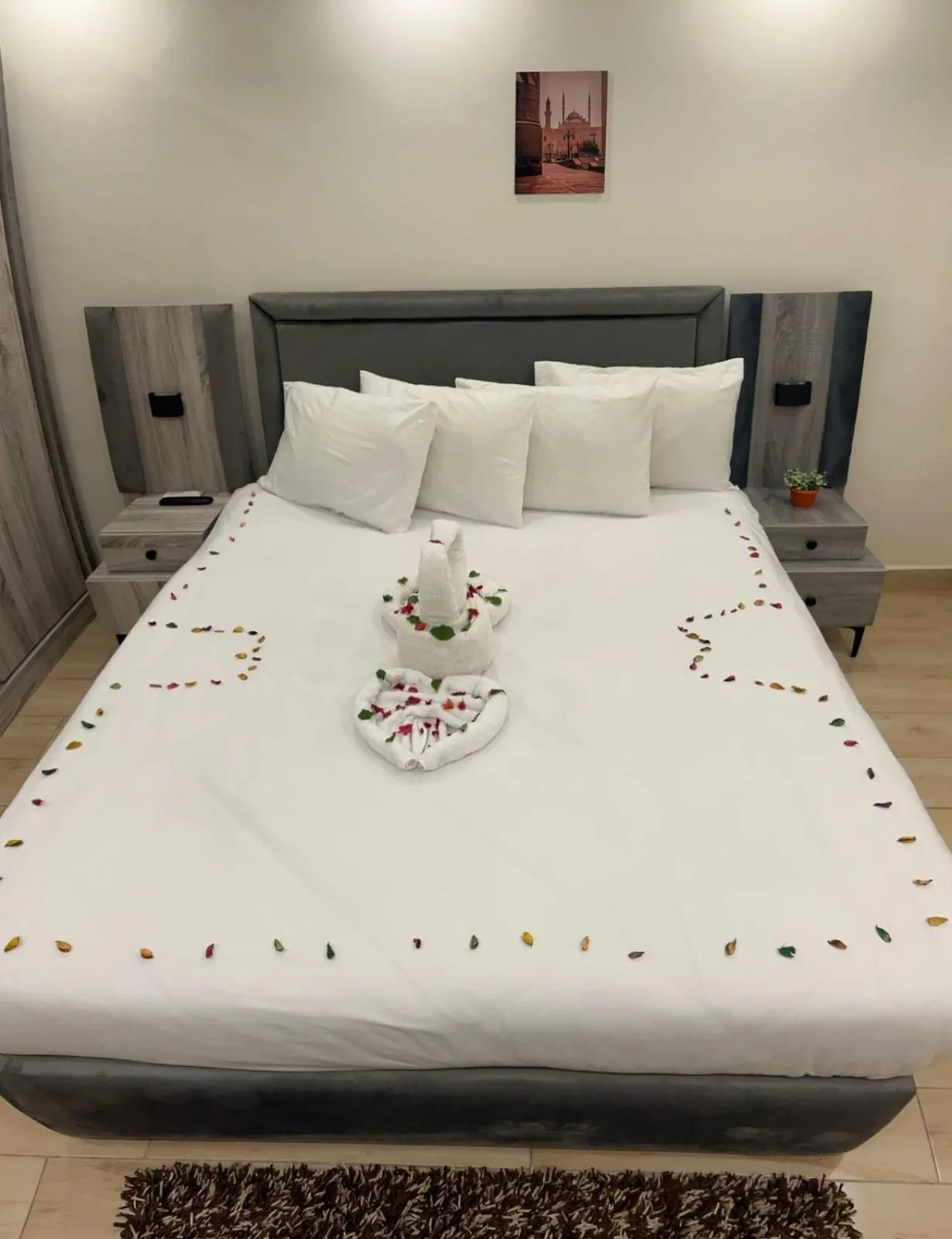 Photo of the whole room, Bed in Flower Pyramids Inn