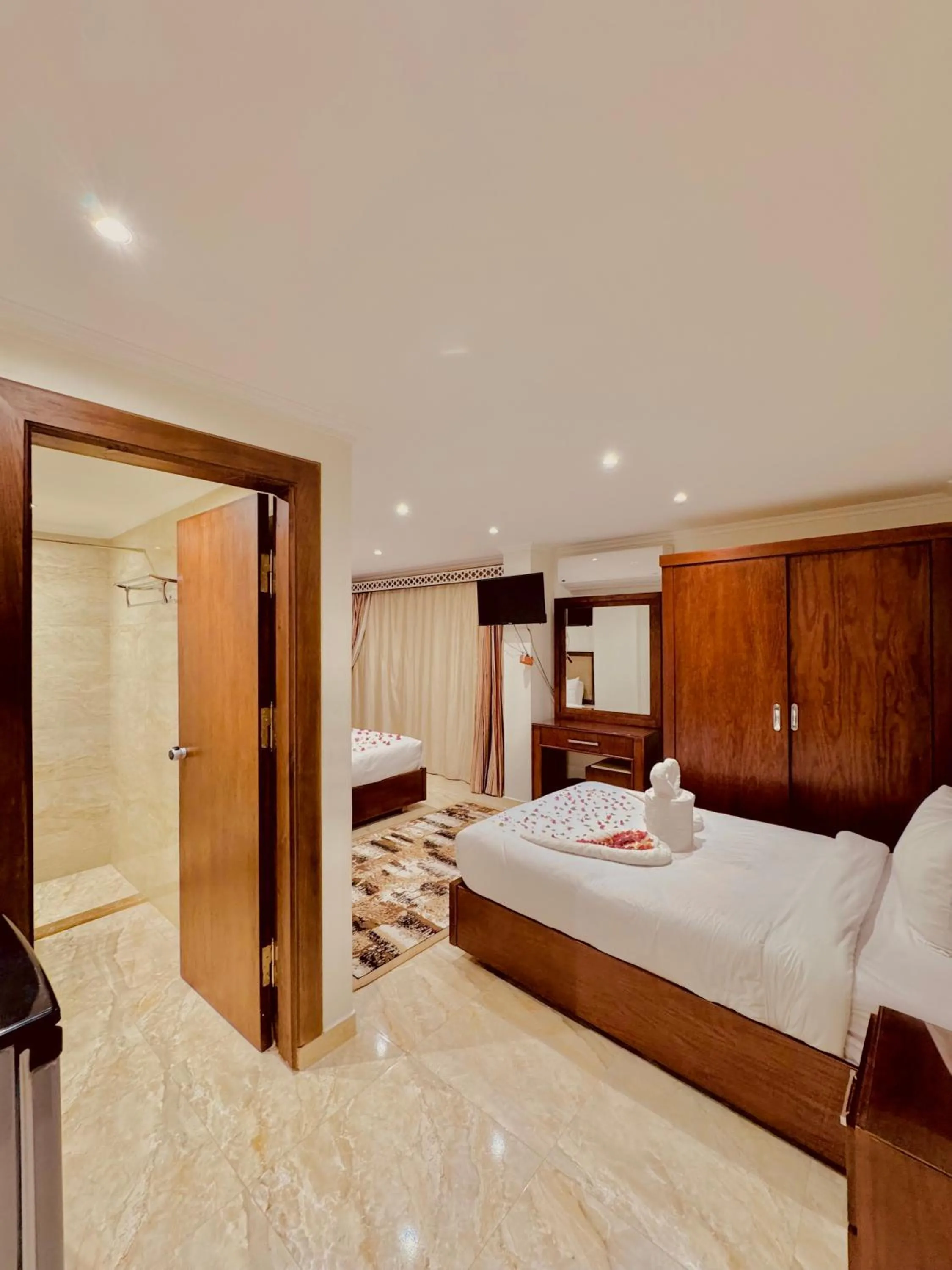 Photo of the whole room, Bed in Flower Pyramids Inn