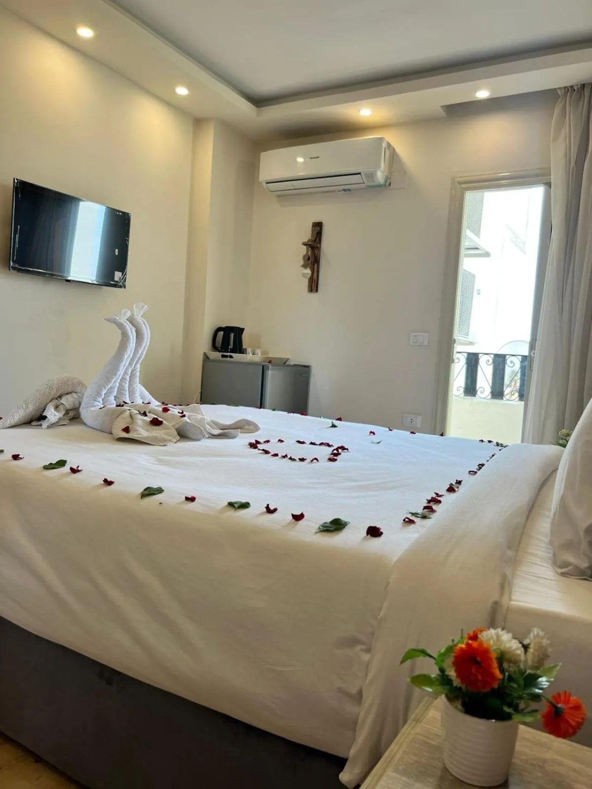 Photo of the whole room, Bed in Flower Pyramids Inn