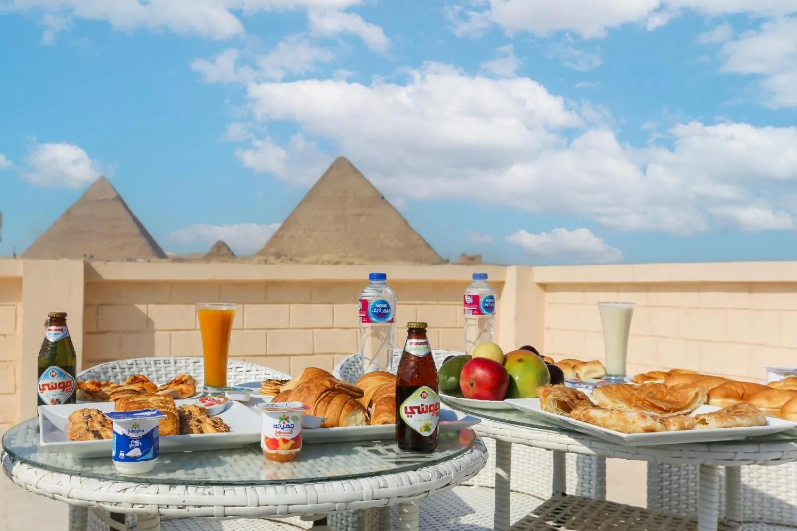 Restaurant/places to eat in Flower Pyramids Inn