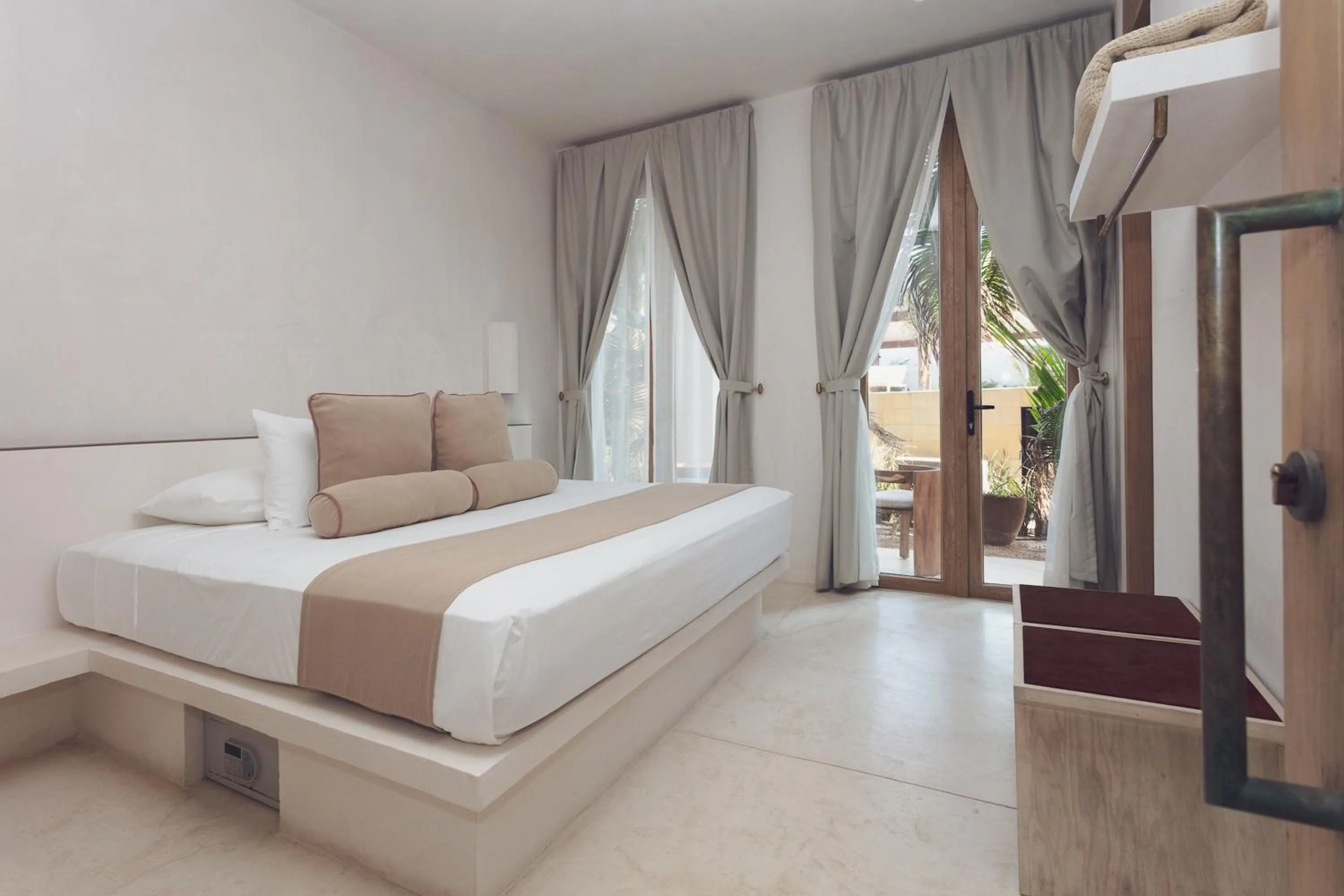 Photo of the whole room, Bed in Suites Panamera