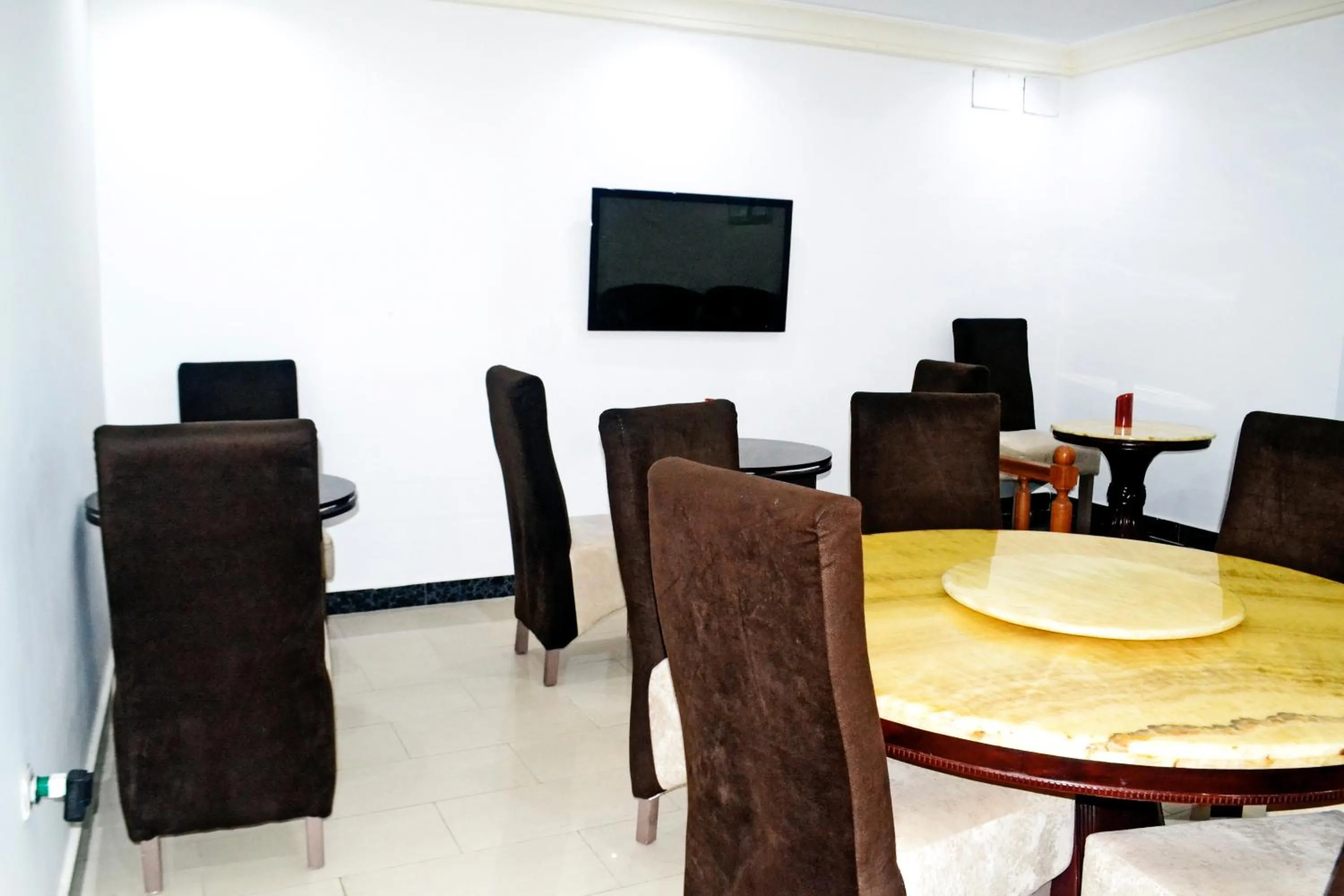 Communal lounge/ TV room in Beach Sand Hotel & Resort, Cotonou