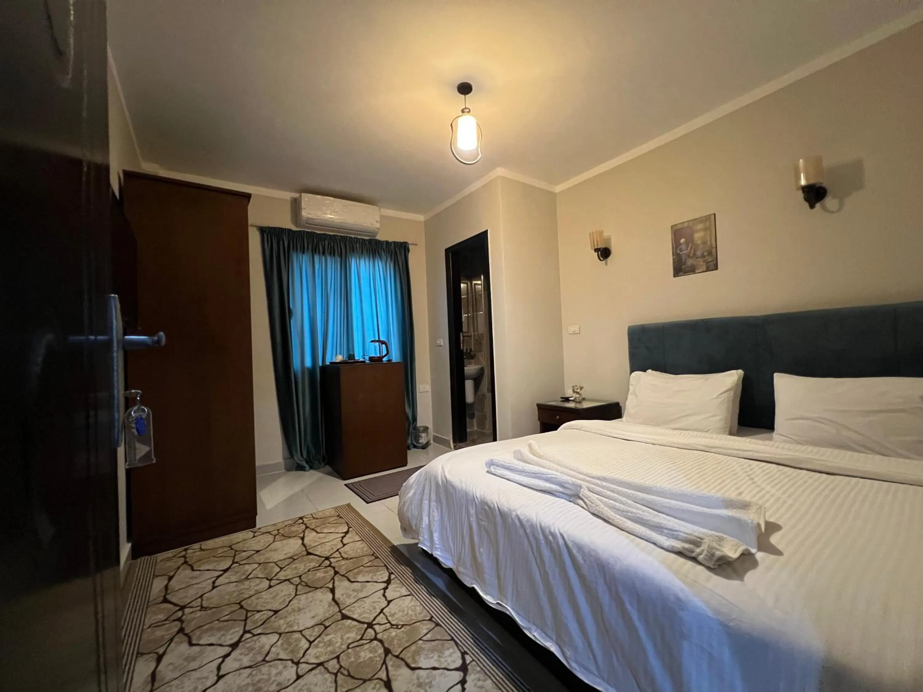 Deluxe King Room in Pyramids Way Inn