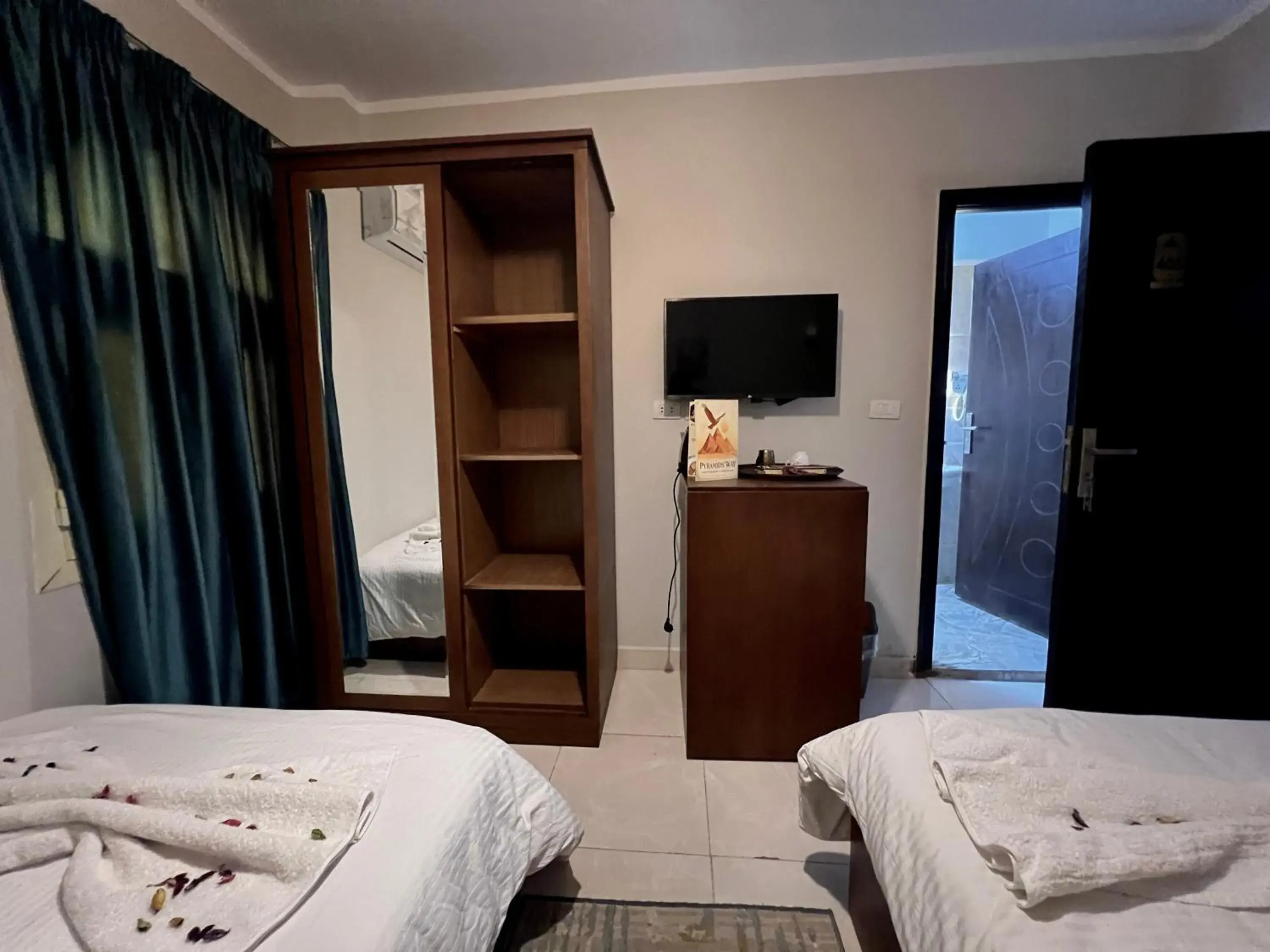 Deluxe Twin Room in Pyramids Way Inn Deluxe Twin Room in Pyramids Way Inn