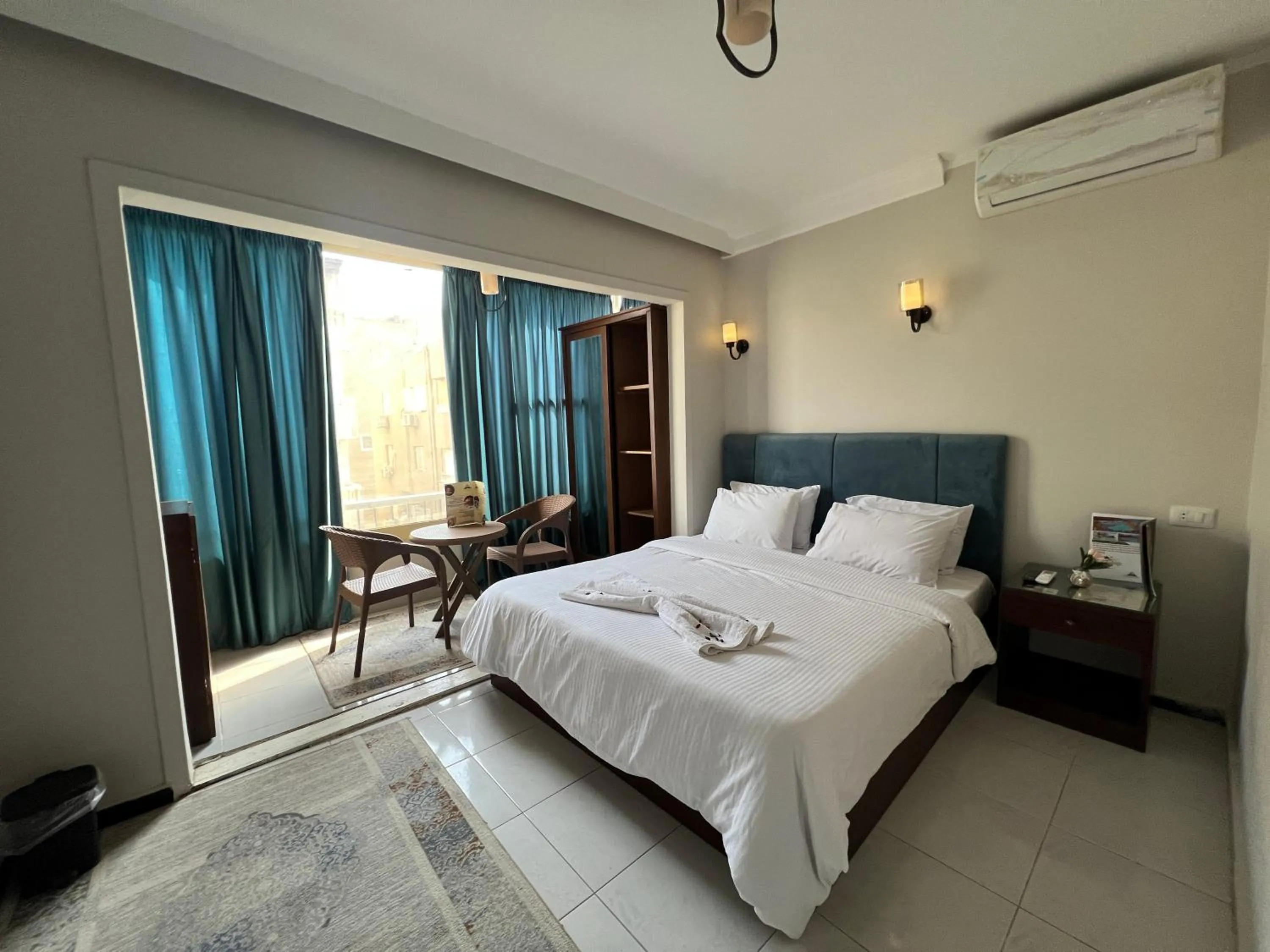 Deluxe Queen Room in Pyramids Way Inn
