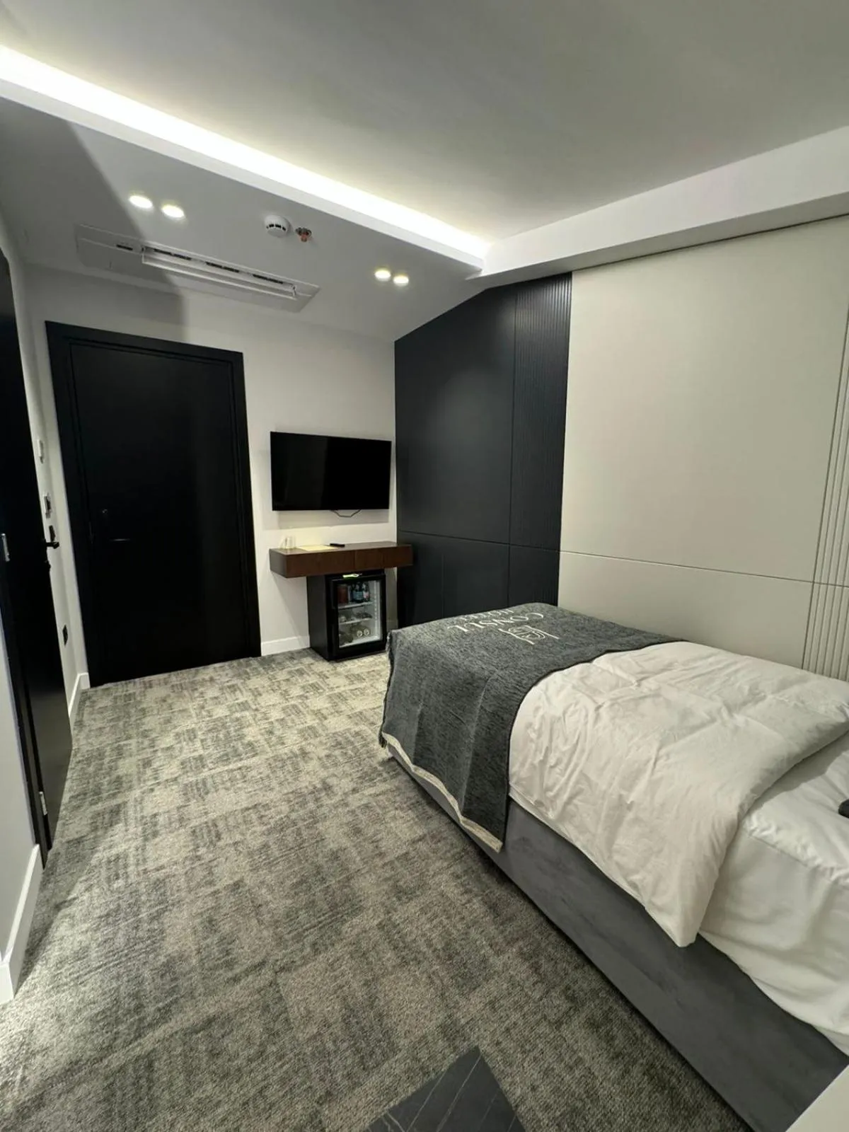 Photo of the whole room, Bed in Hotel Consul