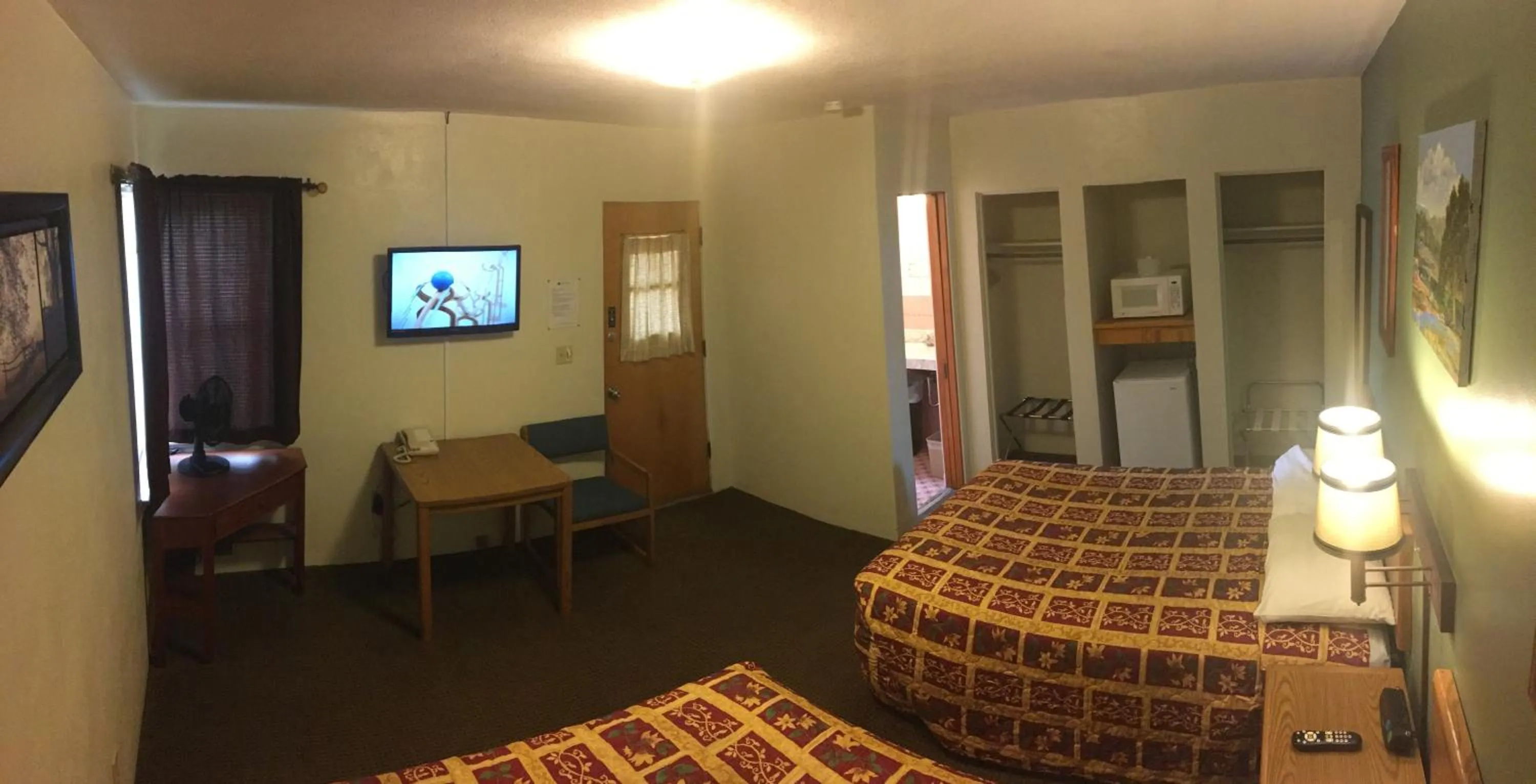 Photo of the whole room, Bed in The King's Inn