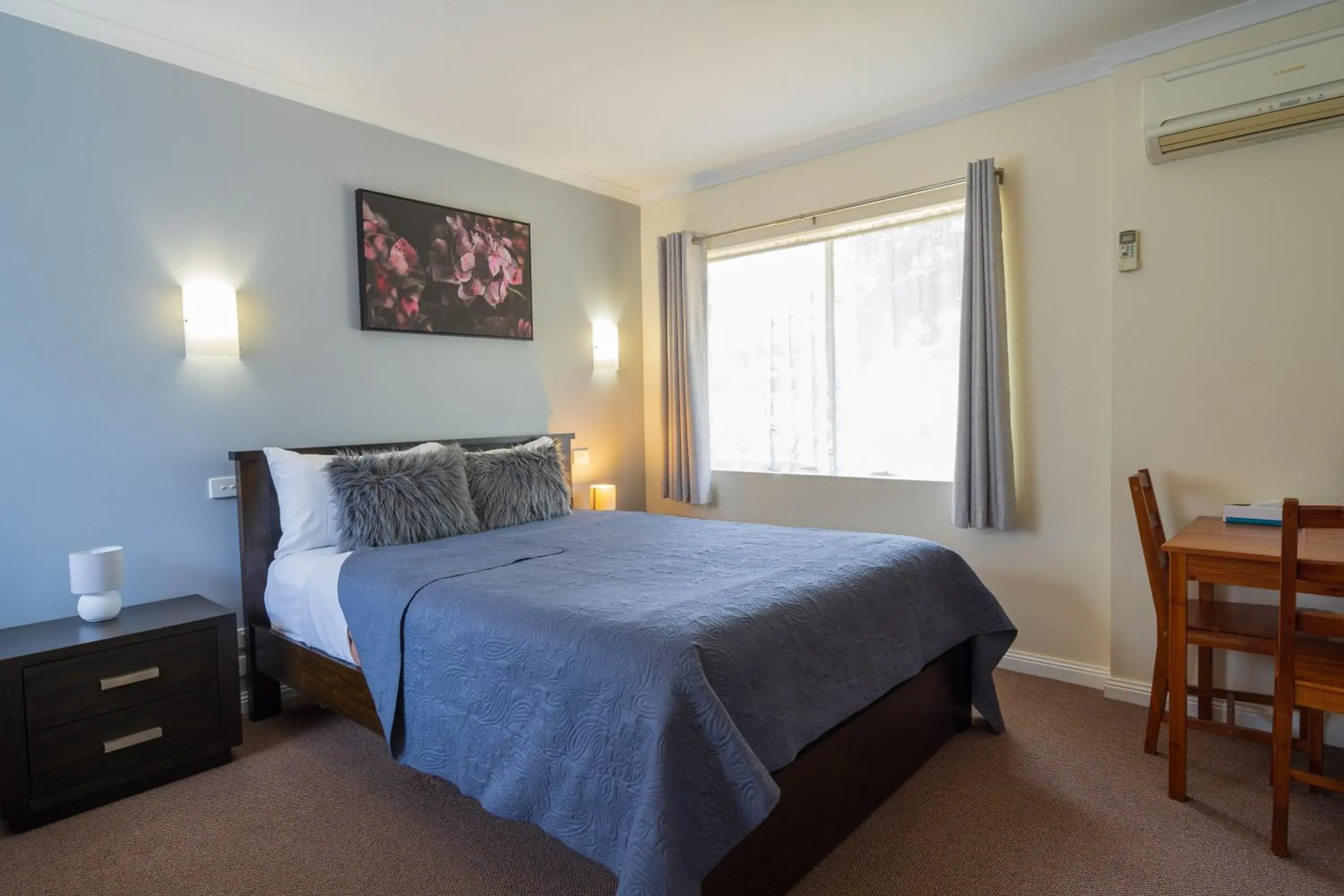 Deluxe Queen Room in Castle Motel Deluxe Queen Room in Castle Motel