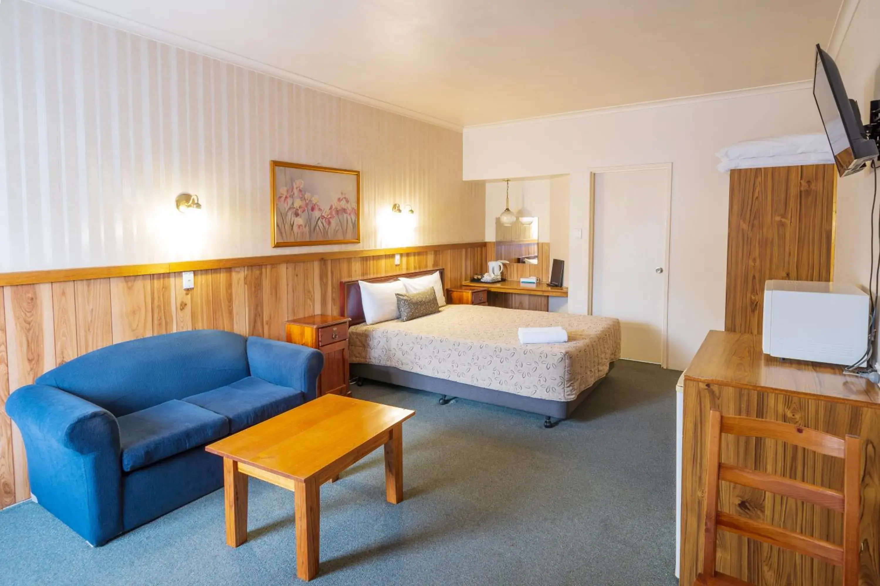 Standard Queen Room in Castle Motel Standard Queen Room in Castle Motel