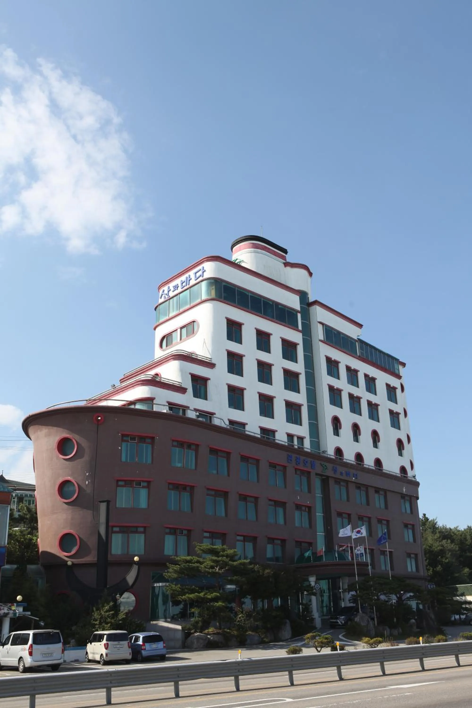 Facade/entrance in Benikea Hotel Mountain & Ocean Daepohang