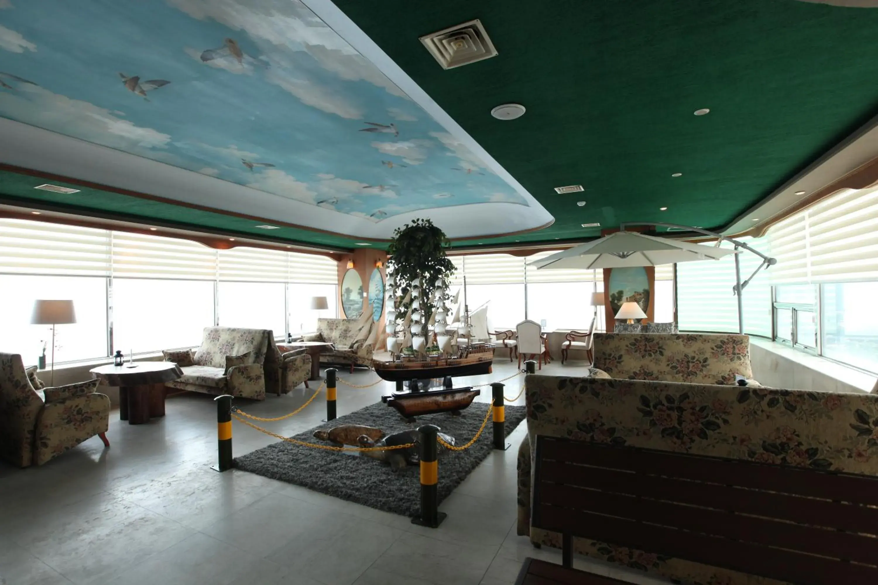 Lounge or bar in Benikea Hotel Mountain & Ocean Daepohang Lounge or bar in Benikea Hotel Mountain & Ocean Daepohang